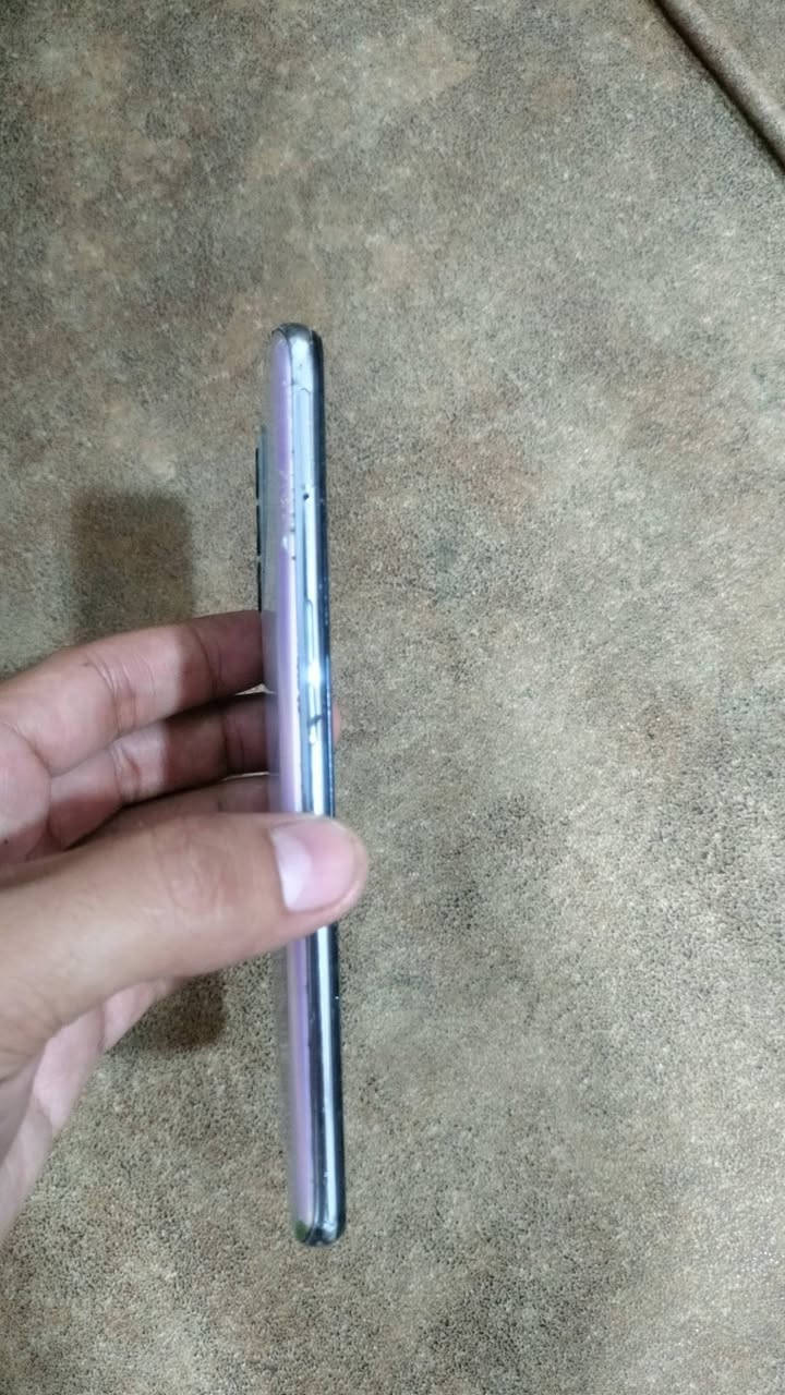 لبيع: Realme GT Master Edition (256GB / 8GB RAM)
​المواصفات:
​الذاكرة: 256 جيجابايت.
​الرام: 8 جيجابايت.
​المعالج: Snapdragon 778G (سريع للألعاب والتصفح).
​توضيح حالة الجهاز بكل أمانة:
​الجهاز شغال طبيعي (سماعات السبيكر الخارجية وسماعة المكالمات والكاميرات والشحن كله ممتاز).
​منفذ السماعة السلكية (الجك) يشكل/ما يلقط ثابت (الحل استخدام سماعات بلوتوث أو تحويلة Type-C).
​الشاشة مبدلة تجارية (ألوانها جيدة، والبصمة متوقفة).
​الظهر فيه كسور خفيفة وفطر يم السماعة (النظافة العامة 70%).
​ممتاز كجهاز ثانوي، للألعاب، أو للاستخدام اليومي.
​السعر: [110].
​المكان: [بغداد].
التواصل: خاص أو واتساب [***********].

