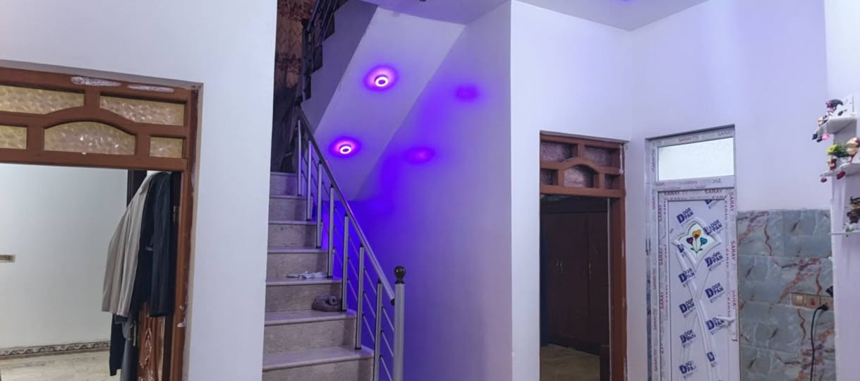 مساحه 200بناء صاله سبع سنوات بيت نضيف كلش استقبال ثنين وصاله وحمام خارجي وداخلي مطبخ وغرفتين ارضيها كلها مرمر سعر 340وبيه مجال مستعجل علئ بيع  موقع موحيه قرب صيدليه جبل رقم الهاتف  *********** بي وتساب
