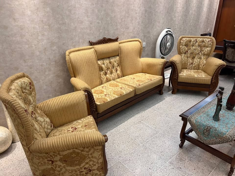 السلام عليكم للبيع  تخم ١٠ نفرات + ميز طعام ٨ كراسي + فاترينا عدد ٢ كلهن صناعة تركي
مكاني بغداد 

***********
