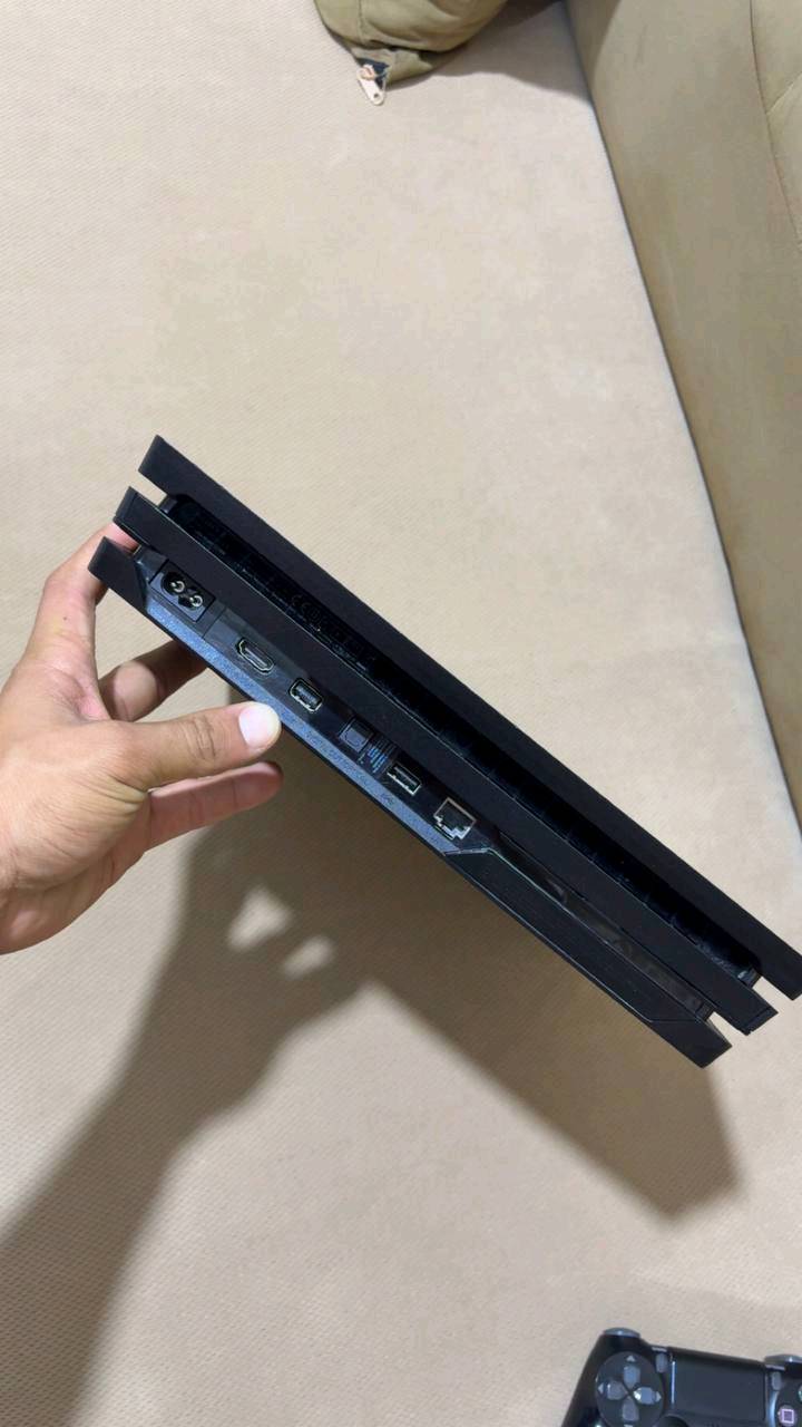 SONY 4 pro 
 جهاز لوك أستيكر 
نظيف بمعنا الكلمة أستخدامي كلش قليل أله ومخلي علا يوبي أس 
الجوستك  الأصلية ألتي تجي ويه الجهاز
مساحة الجهاز ( 1T) 
الجهاز أولاين 
سعر الجهاز 300 الف وبي مجال 
يتوفر توصيل لجميع العراق ولتوصيل علا حسابي
***********