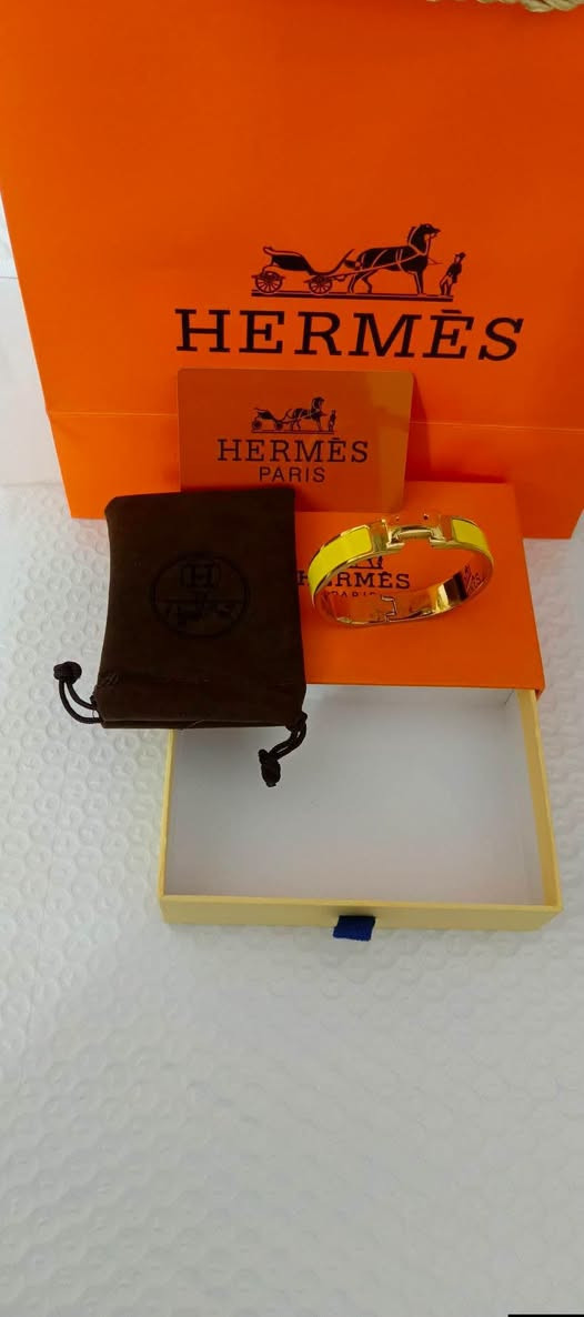 سوار ماركه هرمس سوبر ماستر اعلئ فئه مع علبه وكارت وعلاكه وكيس قماش عليه شعار هرمس  مختوم هرمس وارقام تسلسليه القفل مثل مشوفون بلصوره يجي  الاصلي حرف الH متحرك وزنا ثقيل  يم اعلئ سعر للطلب والاستفسار خاص او مرسله واتساب ***********
