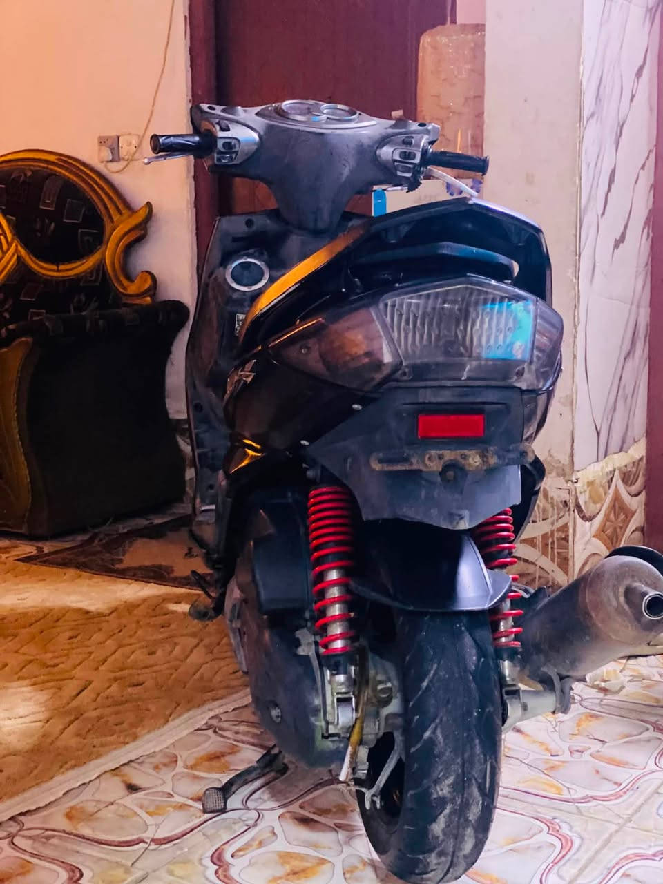 سلام علكيم دراجه سكنز فحل. الدراجه شوفت عينكم الناضفه. حلوه و شلعه و معدل تاكل الگاع. الدراجه حلوه ما ناقصه شي بس ملاحضات بسطه تنضيف كابريتر و جاملغ امامي مال ويل   حبايب الدراجه بوشه و بستم 58 و نص بلاد  الدراجه شلعه و معدلل حلوه. عليه كلجات انامي و خلفي رياضي عليه سلف راياضي صالنصه صجميه.  تك شاره برتقالي ماصده. سبع الوان. الدراجه الغراض كلهن اجن بيهن من الرمبه  ماصارله سبعت اشهر من نزلت الدراجه  رايده 950 وبيه مجال للشراي  و يتسهل   *********** تصل. و اذا عندك مراوس  ب نامه. لو تايكر. لو سيفان لو شاينك.  نزل بل تعليق
