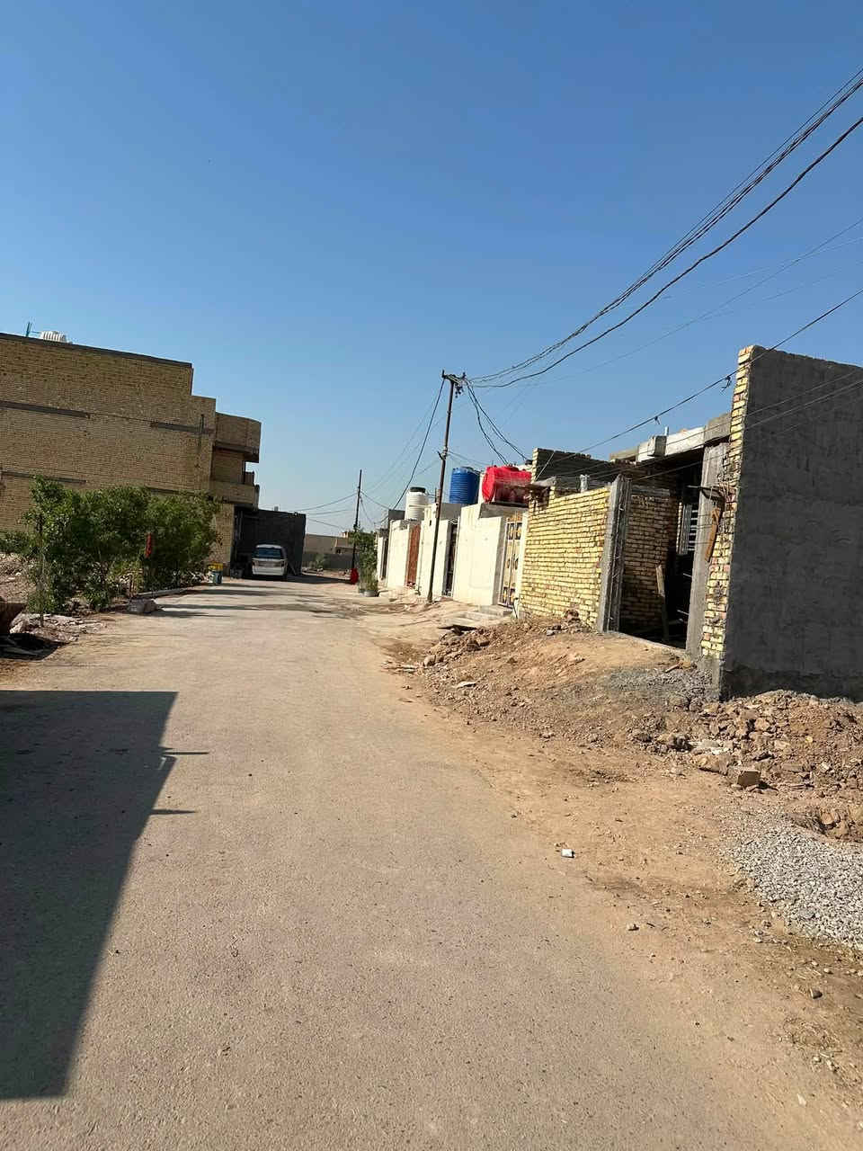 السلامً عليكم قطعه ارض  طابو مالك صرف البيع المساحه ١٣٥متر الواجهه٧ونزال ١٩عرض الفرع ٧متر القطعه على شارعين يتوفر مي مجاري كهرباء الفرع مشمول بتبليط القطعه مدفونه ومحدواله السعر ب١٠وبيهه مجال لعنوان مدينه الصدر الحميديه شارع سيد عوده قرب ملعب علي مردونه ***********/مكتب دلاليه الكوثر العقار

