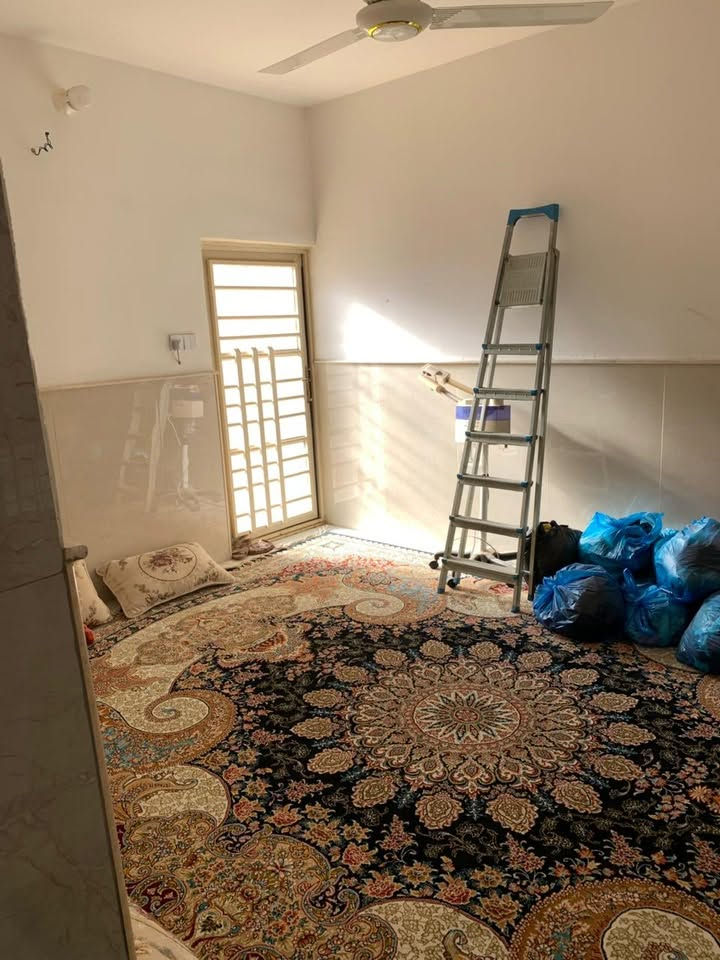 بيت 100 متر طابق و نصف للبيع حي النداء شارع 60 الثاني  قرب مدرسة اهلية الوارث قرب الاميرات خلف شارع 60 قريب عله ساحه بي 4 غرف و حمامين و مطبخ و صاله بناء 3 سنوات السعر 87 بي مجال 
***********
