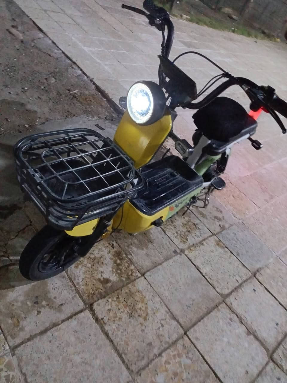 سلام عليكم دراجه شحن فول مواصفات السعر250 وبيها مجال الرقم *********** مستعجل على بيعه
