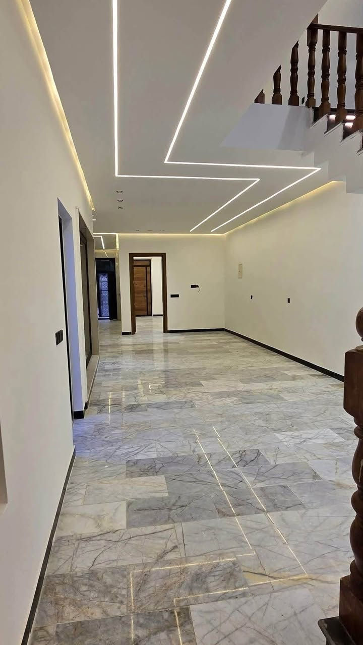 ⭕️ للبيع بيت 150 متر في السيدية 🏡
📍 الموقع: السيدية – مربع التصنيع

🔹 رابع عقار عن شارع 20

📐 المساحة: 150 متر

📏 الواجهة: 6 متر

📏 النزال: 25 متر

✨ مواصفات البيت:

• 4 غرف نوم

• غرفة نوم سويت كبيرة

• 3 حمامات

• بيت كلش نظيف ومرتب

• البيت بالكامل مرمر

• الواجهة مرمر

• السقوف مرمر

 

للاستفسار……………. الاتصال او زيارة المكتب

                 🏛️مكتب مصعب للوساطة العقارية🏛️

السيدية _شارع العلوة _مجاور مطعم سماش 

هـ/***********
