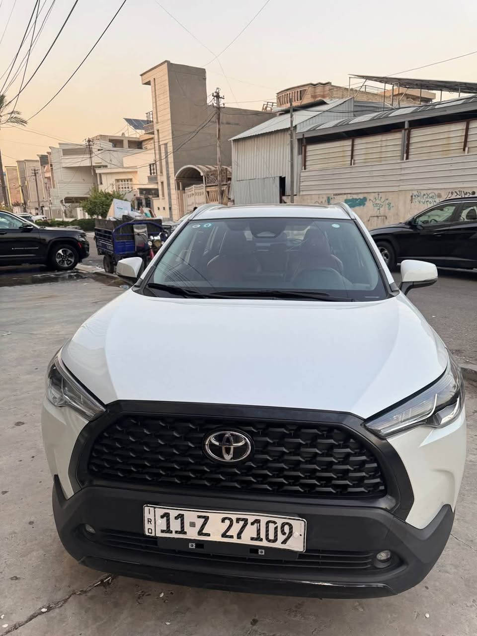 كورلا  كروز موديل 24 مكفولة من الصبغ والبارد عدا شخطين بالباب الخلفي مثل ما موضح بالصورة 
داخل لون احمركشن كهرباء كامرة سلايد وباقي المواصفات المعروفة للكروز. ماشية حاليا 36000 الف كيلو قابل للزيادة.للاستفسار الاتصال الرقم 
*********** 
السعر 17000 دولار
