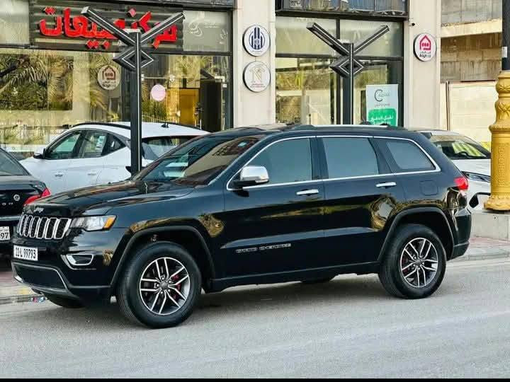 سلام عليكم. للبيع جيب جراند شيروكي موديل 19 امريكي  لمتدد فول موصفات 1/1رقم بغداد سنويه جديده  بسمي شخصيه تحويل مباشر 
حجم المحرك 3600 
تحكم ستيرن 
تبريد قطعتين 
صندوق كهرباء 
ستيرن تدفىه 
حساسات اماميه خلفيه 
مقاعد  جلد  كهرباء تدفىه تبريد
دبل اسلايت بونراما 
تشغيل عن بعد 
دمام خلفي 
كشن خزن ميموري 3 وضعيات
مرايه قلاب عل. R
السياره جديده  وحلى من الصور 
حادثه من امريكا جاملغ وبنيد صبغ  وبيه ملاحظات بسيطه.... السياره جديده وما بيه اي نقص .
السعر 173 و بيه مجال عنواني بلحله 
تفاصيل اكثر  اتصال  ***********
*********** واتساب
