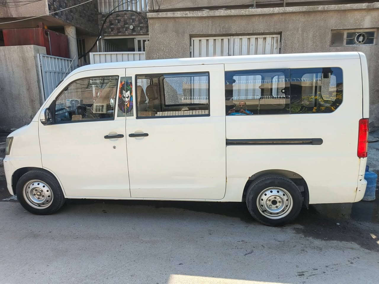 السلام عليكم 
فاو للبيع السيارة مكفولة من الضربة ومكينة بلادية ممفتوحة والتبريد شغال صدر جديد تايرات جديدة 
السعر 58 ورقه 
للاتصال ***********
