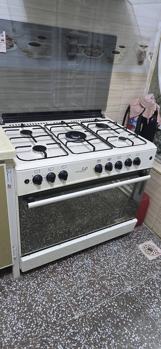 السلام عليكم 
كاونتر مع ملحق مترين ونص + سنك مرمر مع ملحق ١٣٠ سم + طباخ استعمال مرتين او اكثر يقليل اخو الجديد الكاونتر بي ملاحظات جدآ بسيطة السعر للكل  ٨٠٠  قفل بدون عمله المكان النجف  ***********

