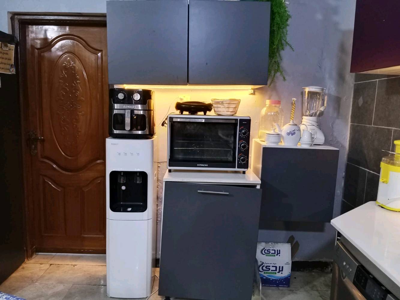 مطبخ اسباني نظام كابينات مع ارضي ٣ متر السعر ١ مليون مع براد و ساحبة وفرن كهرباىي نوع HITACHI  الاتصال على الرقم ***********