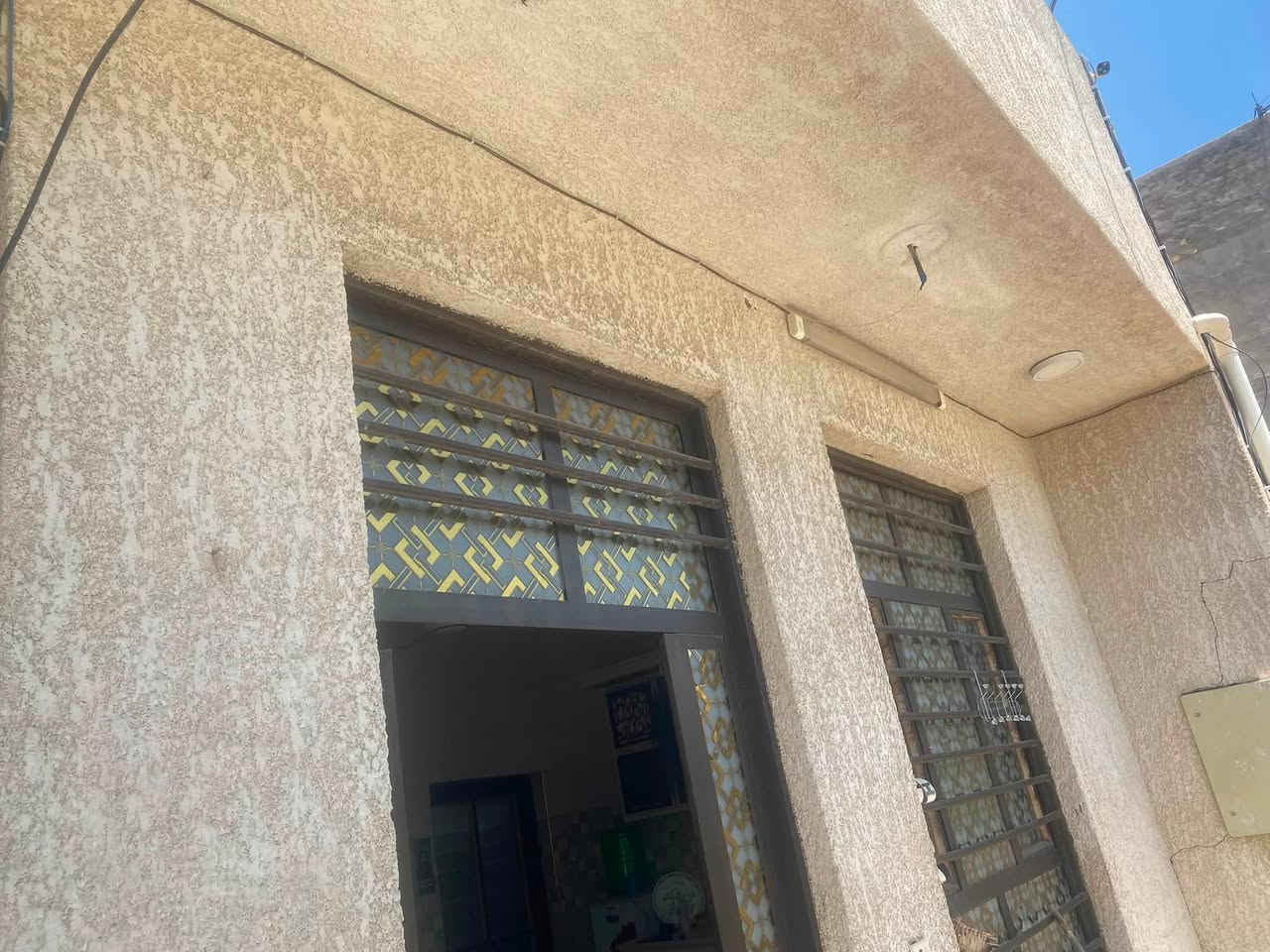 للبيع فقط 125 متر مربعه واجهه 10 في 12,50 
طابق واحد كامل غرفتين و صاله و مطبخ و استقبال و صحيات 2 رقم القطعه 12339ظباط سند باسمنه تحويل مباشر للاستفسار ***********
