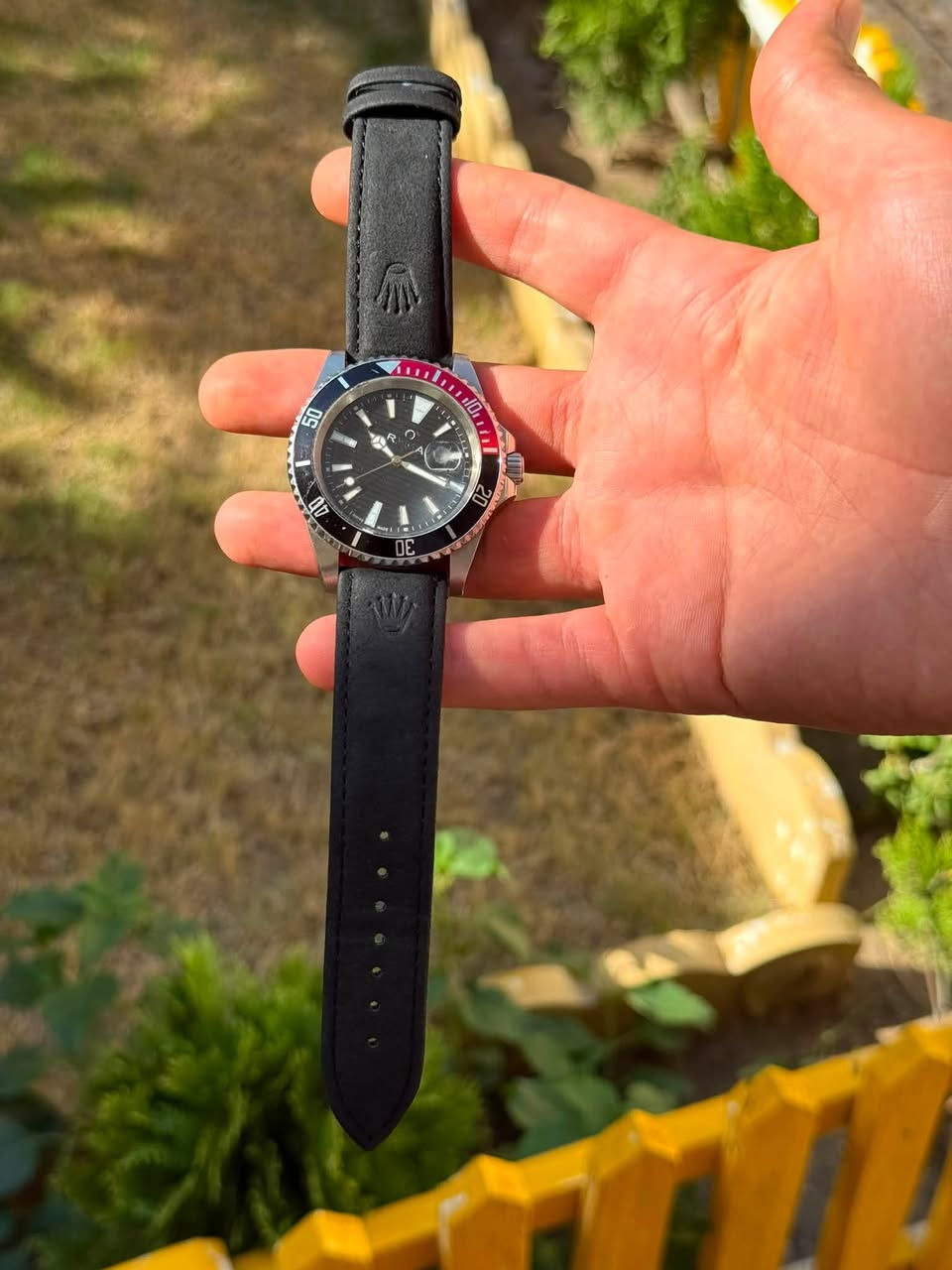 ساعة سويسرية أنيقة للبيع | RAMA Swiss Made
للبيع ساعة رجالية أنيقة من الماركة السويسرية RAMA (موديل RAM222)، تصميم رياضـي فخم وشبيه بساعات الغوص الشهيرة.
 * الصنع: سويسري (Swiss Made).
 * الهيكل: ستانلس ستيل قوي (All Stainless Steel).
 * المميزات: مقاومة للماء (5ATM)، إطار أسود وأحمر أنيق، عرض التاريخ مع عدسة مكبرة، وحزام جلدي مريح.
 * الحالة: مستعملة بحالة جيدة جداً (النظافة حوالي 75%).
 * السعر: [125 الف دينار عراقي فقط] (قابل للتفاوض البسيط).
الموقع: بغداد/الدورة.
للتواصل والاستفسار، يرجى المراسلة على الخاص.
او الاتصال على الرقم:
***********
