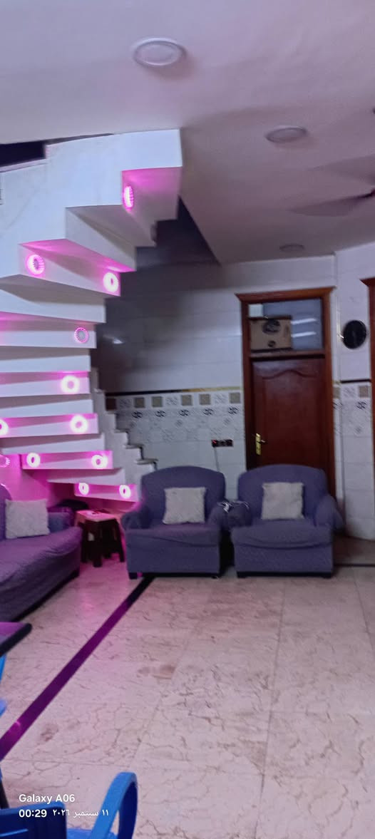 بيت زراعي للبيع ع ١١٧ /٢٠٠متر يحتوي على مطبخ حار وبارد واستقبال ١٠في ٤ كبيروهول حولي ٥في٨ وغرفتين نوم٥في٤ وصحيات ٢ طابق واحد الوجهه٨ والنزال٢٥  وبي محل خارجي ٤في٤ للاستفسار التواصل ع الخاص وعلى الرقم ***********
