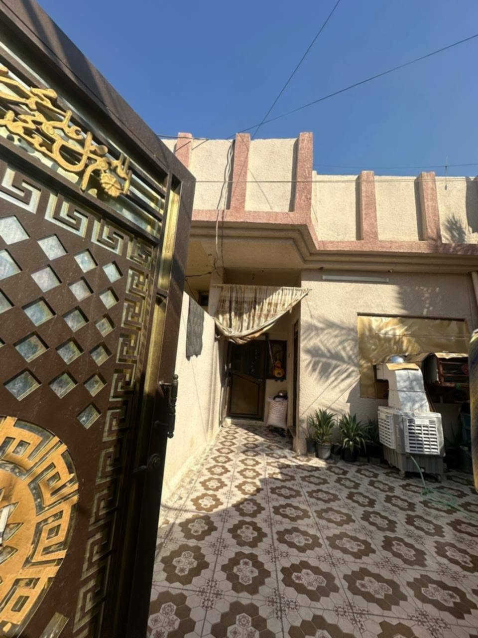 بيت للبيع مساحه ١٠٠م  طابو صرف طابق واحد ٥*٢٠الموقع الحر  بالفرع مقابل بلديه القديمه مجمع الدره الطبي  وقريب من مرقد الحر يتكون من استقبال وصاله وغرفه ومطبخ وصحيات داخليه و خارجيه السعر ١٢٥ وبي مجال قليل واتساب  واتصال على الرقم ***********
