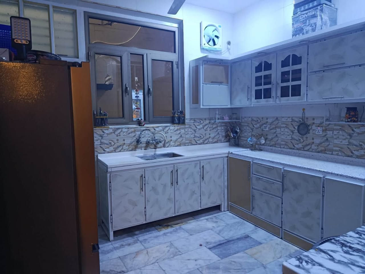 سلام عليكم  نص قطعه للبيع المساحه 72  قطاع 7 محله 513. زقاق 11 قرب الساحه فرع جميل  ثاني بيت عن الساحه  البناء جديد 20020 طابقين ونص  ثلاث غرف مطبخ معزول استقبال وبنص حولي. يعني بناع مهندس   اي ستفسار ***********
