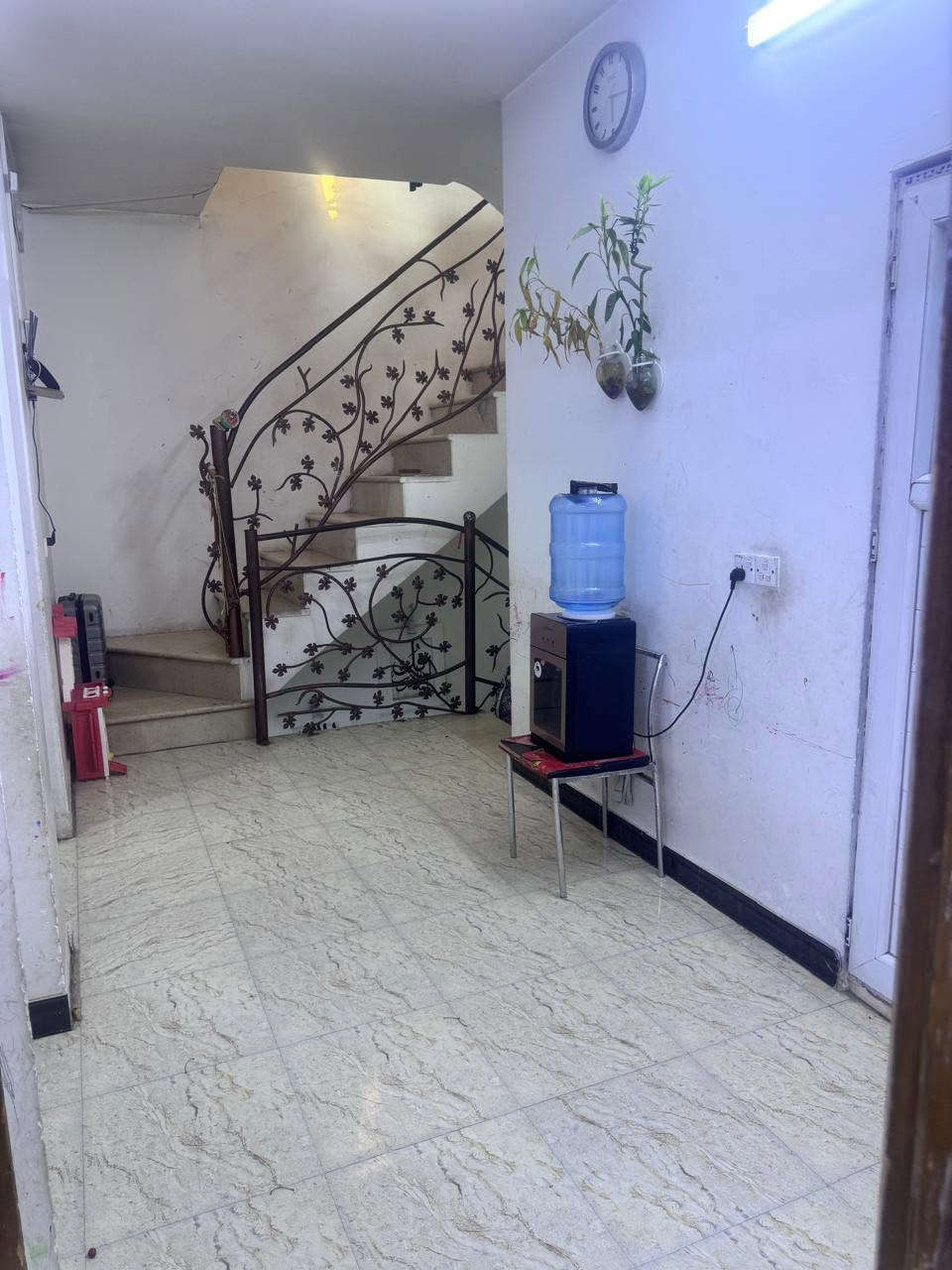 السلام عليكم بيت حديث لبيع مساحه ٩١ متر واجه ٧ ونص شارع عريض حي القاهره قرب شارع المدارس يحتوي على ط١ هول مطبخ حولي وخدمات ط٢ غرفتين نوم ومطبخ وخدمات 
للاستفسار *********** مكتب فاضل العزاوي لاستثمار العقاري

