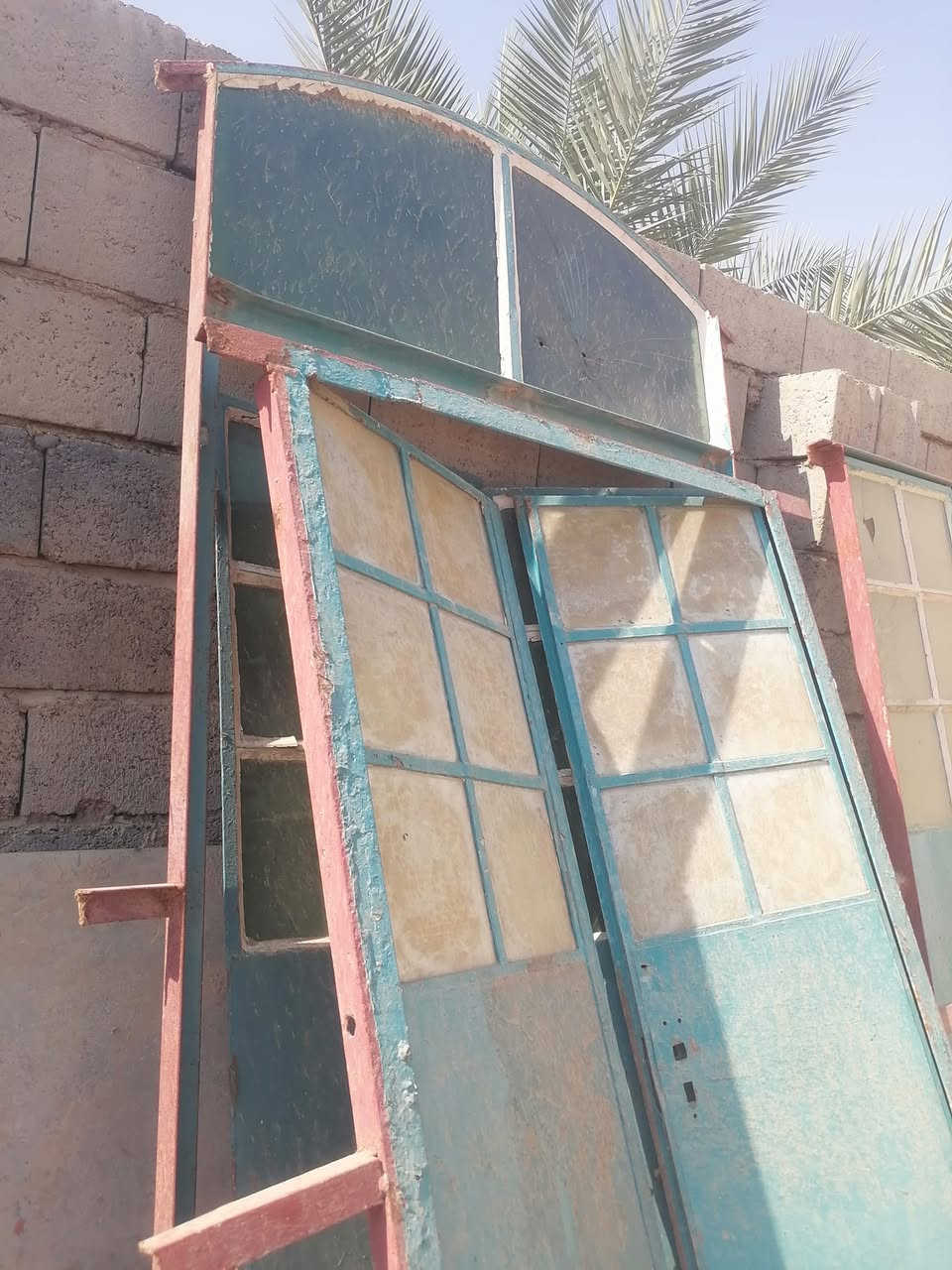 السلام عليكم 
عندي ( ٣ )بوب حديد واحد مترين ونص ارتفاع ""وثنين عل مترين وعشره 
حديد ثقيل كامل مع الجام السعر ال٣ بوب 350 بيهن مجال الهاتف/ ***********
