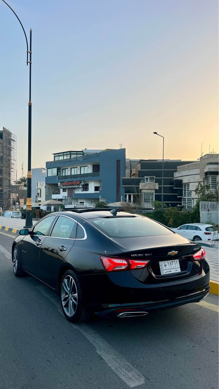 المواصفات
1.حساسات عدد ١٢ + أوتو بارك 
2. رادار أمامي (بريك و تنبيه عند الاقتراب بسرعة من سيارة أو أشخاص+قيادة ذاتية).
3. رادار النقطة العمياء (مؤشر في المرايا الجانبية). 
4. كاميرا خلفية دوارة مع تنبيه و مؤشر من جهة اقتراب سيارة من الخلف في حال عدم رؤية السيارة
5. رادار المحافظة على المسار و التنبيه الصوتي في حال الخروج عن المسار مع مؤشر ضوئي في الدشبول
6. إضاءة عالي و ناصي أوتو (يتم تحسس وجود سيارة من الأمام و يتم التحكم بإطفاء و تشغيل العالي اتوماتيك).
7. منظومة مساعد البريك الذكي و معزز قوة البريك (تساعد في تعزيز قوة البريك أوتوماتيكيا لتقليل و تلافي التصادم من الأمام).
8.منظومة إدارة الشحن الكهربائي الذكي Intelligent Battery Management System  و ذلك للتحكم الذكي بشحن البطارية لإطالة عمرها قدر الإمكان.
9.منظومة ABS
10.منظومة Traction control and Satblitrak
11.منظومة إزالة الضباب تلقائياً Auto Defog  
12.حساسات ضغط الإطارات
13.مثبت سرعة
14.تشغيل عن بعد
15. أوتو بارك 
16.بانوراما
18.بصمة بيبان و تشغيل و صندوق
19. مرآة داخلية رؤية ليلية. 
20. شاشة دشبول تحتوي على ضبط تحكمات السيارة و الرادارات و تحتوي على Android Auto  و Apple Car Play  لتوصيل الموبايل للسيارة و عرض الخرائط و التحكمات الصوتية
21.بلوتوث + wifi
22.بوصلة
23.كشنات جلد تدفئة تبريد +الخلفي تدفئة فقط
24.تحكم كشنات أمامي فول كهرباء 
25.تبريد أمامي خلفي
26.إنارة داخلية في البيبان و الدشبول (بلادي)
27. شاشة لعرض معلومات السيارة (ضغط و لزوجة الزيت و ضغط الإطارات و غيرها)
28.تحكمات ستيرن كاملة
29.تحكمات غلق و فتح باب الكراج Home Link
30.اربع منافذ USB  بالإضافة إلى ٢ منفذ جداحة و منفذ كهرباء AC 120 volt
31.جام اربع بيبان نزول أوتو و باب السائق نزول و صعود أوتو
32.إيرباك من كل الجهات و بالكشنات الأربعة و للارجل الأمامية
33.ستيرن كهربائي
34.محرك 2000 تيربو 
35. نظام مسافة الاتباع Follow Distance لتحديد زمن اللحاق بالسيارة في الإمام و ذلك لتفادي الاصطدام
36. شحن موبايل لاسلكي (wireless)

رقم بغداد تحويل مباشر ماشيه 103 الف كم قابل للزياده 

السياره بدون اي نقص
*********** بغداد, العراق
