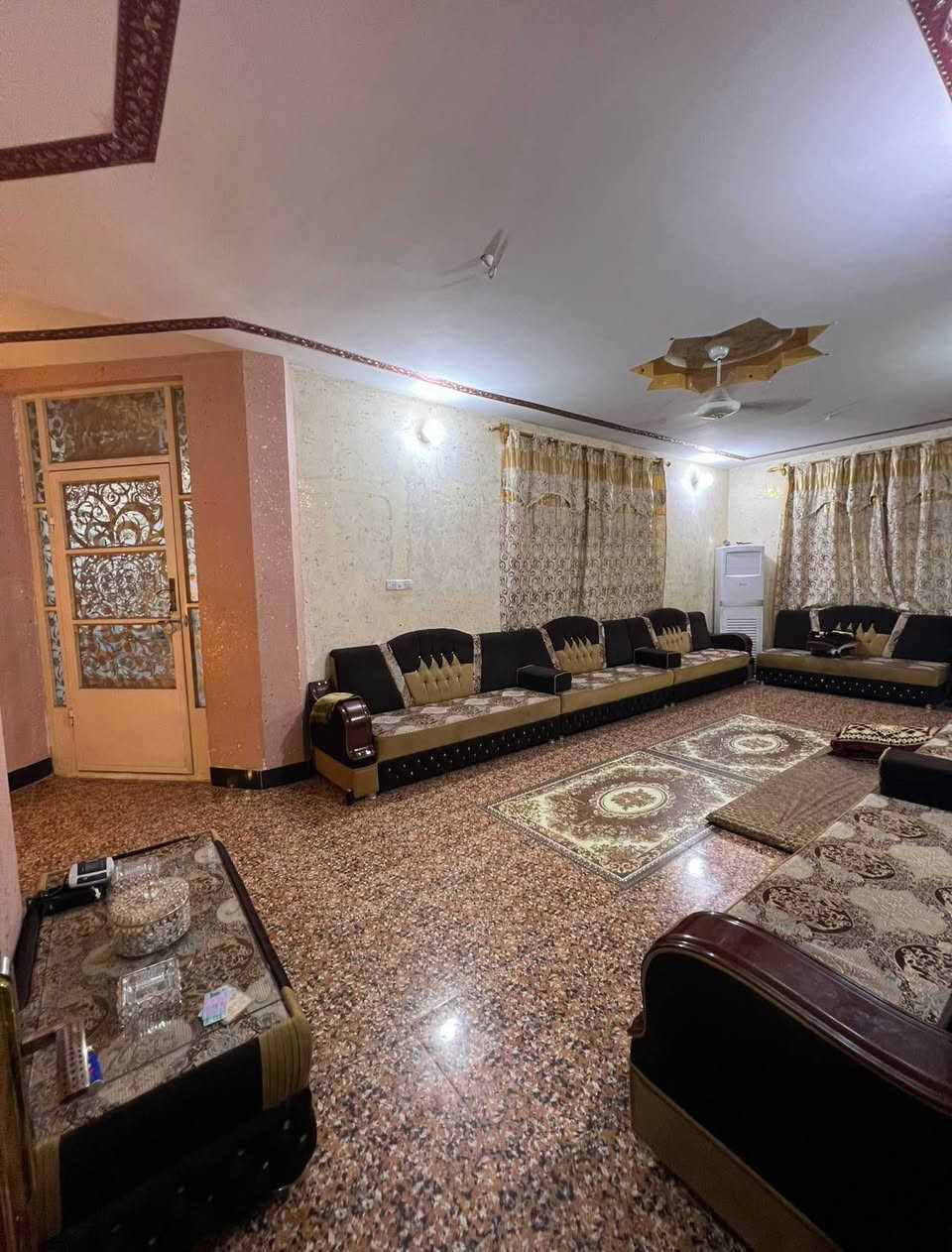 🏠 دار سكنية مميزة للبيع في بغداد / التاجي 🏠
الموقع: بغداد - التاجي - قرية عواد الحسين.
📍 المميزات الجغرافية: موقع ممتاز جداً وقريب من السوق وقريب من المدارس (الابتدائية، المتوسطة، والإعدادية).
📐 تفاصيل المساحة والملكية:
 المساحة الكلية: 310 متر مربع. 
طابو صرف (سند جاهز للتحويل مباشرة).
🛏️ التصميم الداخلي والتقسيم
 غرف النوم: يحتوي على 3 غرف نوم بمساحات كبيرة (4*4 متر) مُقسمة كالتالي:
 غرفتين نوم في الطابق الأرضي.
 غرفة نوم كبيرة في الطابق الثاني.
 الاستقبال والهول: صالة استقبال واسعة + هول داخلي.
 المطبخ: نظام حديث (مطبخ حار وبارد).
 الصحيات: حمام + (2) تواليت (واحد داخلي وواحد خارجي في الطرمة).
 الخارجية: طرمة واسعة تحتوي على كراج للسيارة + حديقة أمامية مميزة.
⚡ الخدمات والبنية التحتية (كاملة وجاهزة):
 الشارع مخدوم بالكامل (تبليط، أرصفة، وشبكة مجاري حديثة).
 متوفر ماء إساله صافي وكهرباء مستقرة.
 خدمة إنترنت ضوئي فائقة السرعة متوفرة في المنطقة. 
 ⭕️السعر بي مجال وجدا مناسب للاستفسار ع الصفحة او الرقم *********** واتساب  
⭕️ايضا توجد قطعة ارض للبيع بجانب المنزل مساحتهة 162 متر ونص بلاد, صلاح الدين
