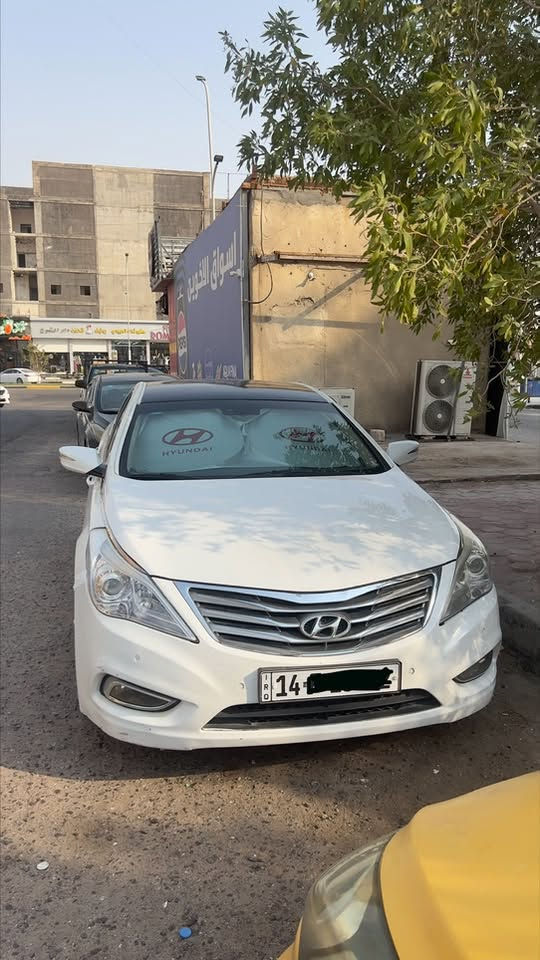 السلام عليكم 
ازيرا للبيع موديل ٢٠١٣ ماشية ١٢١,٠٠٠ كم
السيارة نظيفة جدا كير محرك ناعمات و ماشاء الله معتني بيها صيانة و دهن ، منظومة راديتر جديدة مبدلها و بيها قطعتين صبغ موجودة بالصور و دعامية امامية صبغ 

مكان السيارة بصرة 
مطلوب بيها 120 ورقة و بيها مجال بسيط 
رقم الهاتف ***********
