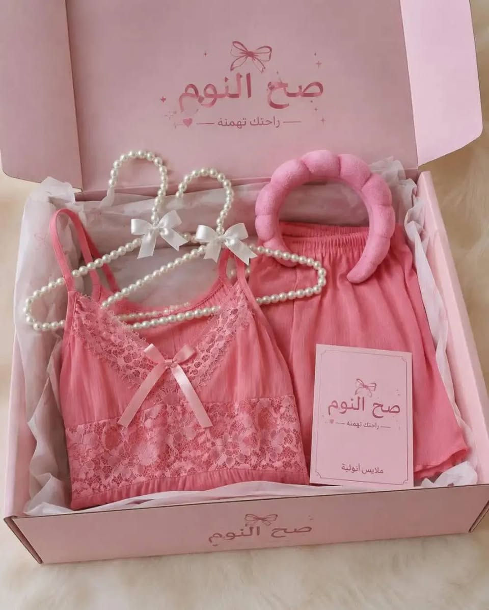 �✨ بكج وردي فاخر… هدية بكل تفاصيلها تحچي عن ذوقچ ✨🎀
إذا تريدين هدية ناعمة، أنيقة ومتكاملة 💗
للحبيبة، للأخت، للصديقة… أو حتى دلّلي نفسچ 🌷

🎁 محتويات البكج:
♡ بجامة حسب الطلب
♡ ماسك
♡ طوق أنيق
♡ قرصة فيونكة 🎀
♡ روج 💄
♡ كارت برسالة من اختيارچ
♡ ترتيب وتنسيق فاخر
♡ تغليف وردي راقي وكيوت
♡ إضافات جميلة داخل البكج ✨

💗 كل هذا بسعر 20 ألف فقط 💗

🚚 التوصيل:
♡ داخل الأعظمية مجاني 🎀
♡ بغداد 5 آلاف
♡ المحافظات 5 آلاف

🎀 هدية مرتبة… فخمة… وجاهزة حتى تفرّح شخص غالي على قلبچ 🤍

📞 للطلب والحجز:
***********

✨ اختاري البكج… وإحنا نهتم بكل التفاصيل.
