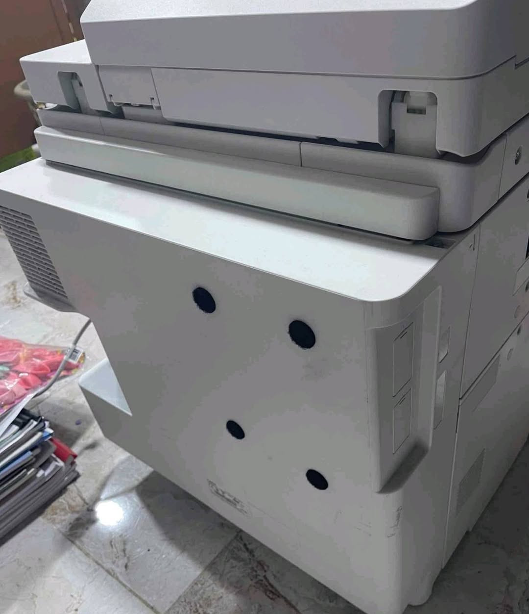 🔥 للبيع طابعة Canon ImageRUNNER ADVANCE C355iF 🔥
🔥 للبيع طابعة Canon ImageRUNNER ADVANCE C355iF 🔥

🖨️ طابعة ليزر ملونة احترافية متعددة الوظائف

✅ طباعة — تصوير — سكانر — إرسال مستندات
✅ طباعة ملونة وأسود وأبيض
✅ سرعة الطباعة: تصل إلى 36 ورقة بالدقيقة
✅ تدعم الطباعة على الوجهين تلقائيًا
✅ شاشة لمس ملونة 10.1 إنچ
✅ سكانر تلقائي للوجهين
✅ وحدة تغذية مستندات تلقائية بسعة 100 ورقة
✅ سرعة المسح تصل إلى 100 صورة/دقيقة عند المسح على الوجهين بدقة 300dpi
✅ دقة الطباعة تصل إلى 1200 × 600 dpi
✅ سعة الورق القياسية حوالي 650 ورقة
✅ تدعم أحجام ورق متعددة حتى Legal
✅ إمكانية الطباعة من USB والشبكة
✅ تدعم Wi-Fi وGigabit Ethernet حسب التجهيز
✅ ذاكرة 3GB RAM وقرص صلب 250GB في نسخة C355iF الرسمية
✅ مناسبة جدًا للمكتبات، المدارس، الشركات والمكاتب والطباعة اليومية الكثيفة. 

🎯 طابعة عملية وقوية للطباعة التجارية والمكتبية

📌 الموديل: Canon imageRUNNER ADVANCE C355iF
📌 النوع: Color Laser Multifunction
📌 الحالة: [ مستخدمة، احبارها صلبة وليست سائلة ]
📌 السعر: [ 300.000 الف دينار وبيها مجال ]
📌 المكان: [ ناحية الفرات]
📞 للاستفسار: [***********]

ملاحظة: الصور تبين بوضوح اسم C355i على الواجهة، لكن قبل نشر الإعلان أنصحك تتأكد من الملصق الخلفي/الجانبي هل الموديل الكامل C355iF؛ لأن حرف F يفرق في بعض التجهيزات والمواصفات. Canon توضح أن اسم الموديل يكون على مقدمة/أعلى الجهاز أو على الملصق التعريفي. 

إذا تريد، أقدر أيضًا  ويبرز أنها مناسبة لطباعة الملازم والكتب.أصيغ لك إعلان أقوى باللهجة العراقية يجذب أصحاب المكتبات والمطابع
