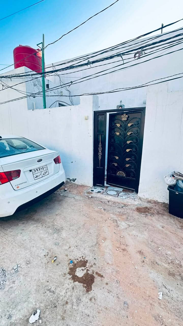 السلام عليكم بيت ميت متر للبيع مكان الدار كوفة شارع المعمل بشارع البيطرة قريب على جري سعدة بيت ركن  بي غرفة وصالة واستقبال وبي صطح متشرف ومطبخ وصحيات وحمام خارجيات وداخلية  البيت الي يحب ينباع مع الاثاث كامل او بدون اثاث  كلة جديد اثاثة السعد بدون اثاث 30 مليون وبي مجال بصيط 
***********
