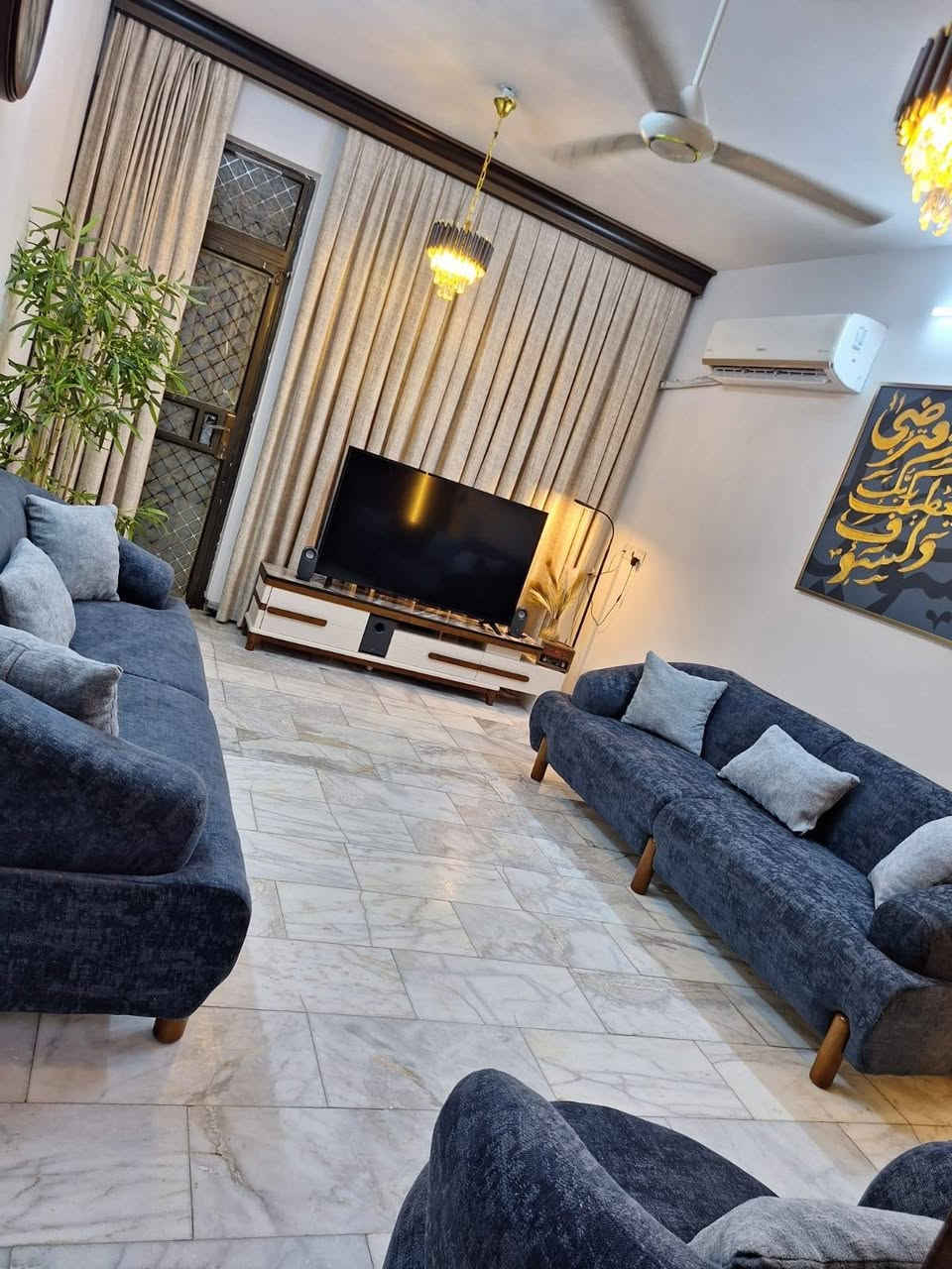 يعرض لكم👌
للبيع 100 م بناء  سنه 2017🏠✨
الموقع: حي الجهاد - منطقة ديوان الضباط مقابل مجمع ريتاج - موقع مميز ). عرض شارع 15متر
المساحة: 100 متر مربع (واجهة 5م× نزال 25م).
نوع العقار: طابو ملك صرف (سند جاهز).

3غرف نوم مريحة.
صالة استقبال واسعة ومطبخ حديث.
حمامات عدد 2+ منور لتهوية مثالية.
بيتونة وسطحين (استغلال ذكي للمساحات).
المواصفات الفنية:
أرضيات مرمر فاخرة.
المنزل جاهز للسكن الفوري ولا يحتاج لأي مصاريف إضافية!
📍 للتواصل والاستفسار:
اتصال أو واتساب: 
***********
