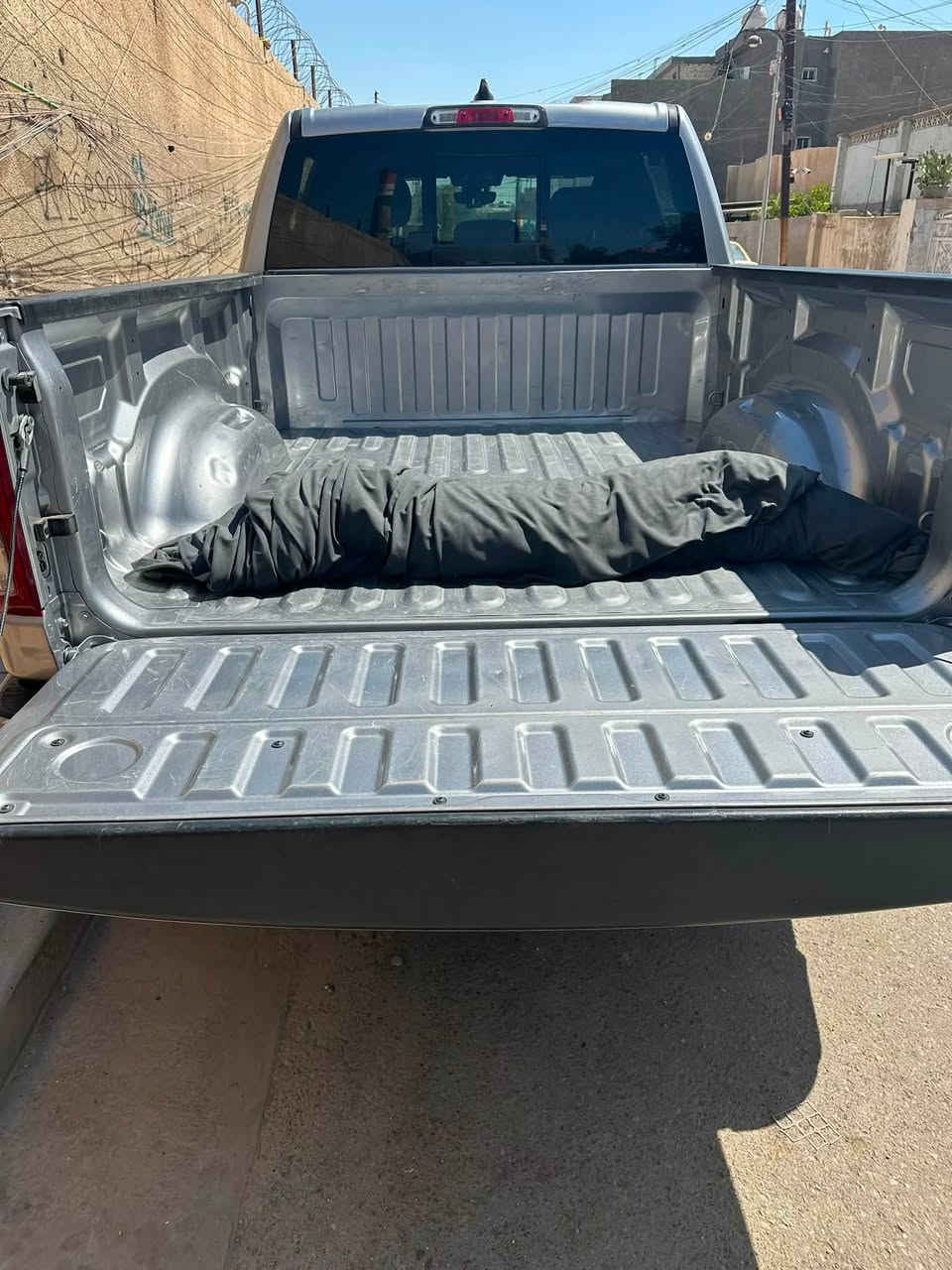 السلام عليكم
دوج رام موديل 24 ماشيه 34 الف ميل 

السعر 240 

حادثها بجم شاصي ولغد 

بك هورن محرك 8 اي تورك بدي طويل باب طويل فور ويل حساسات امامي وخلفي توقف ذاتي رقم بغداد باسمي 

***********
