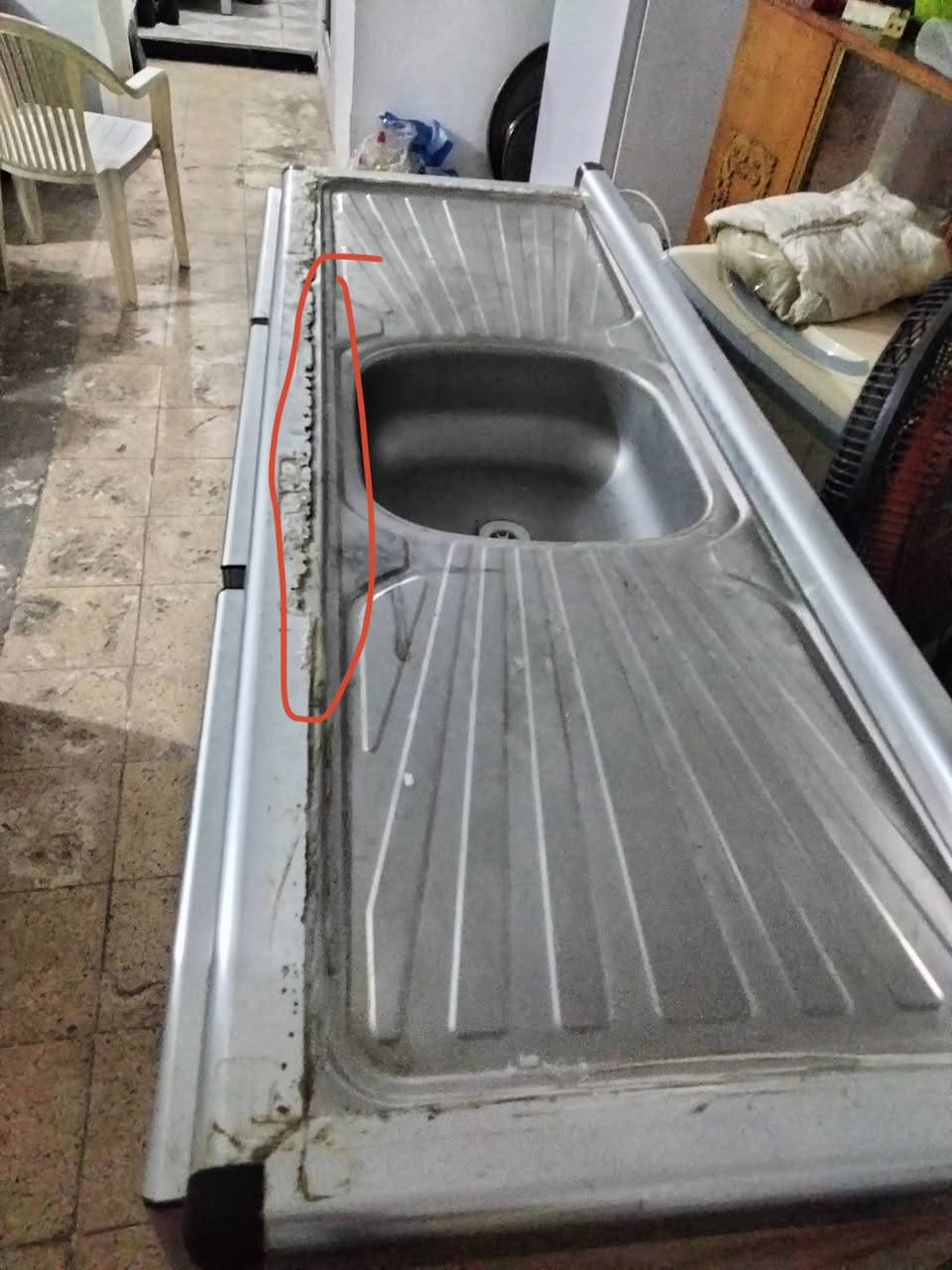 السلام عليكم
كاونتر سنك متر ونص
الضرر موضح بالصورة
السعر 70 الف مكاني المشتل شارع المطبك 
***********
***********

