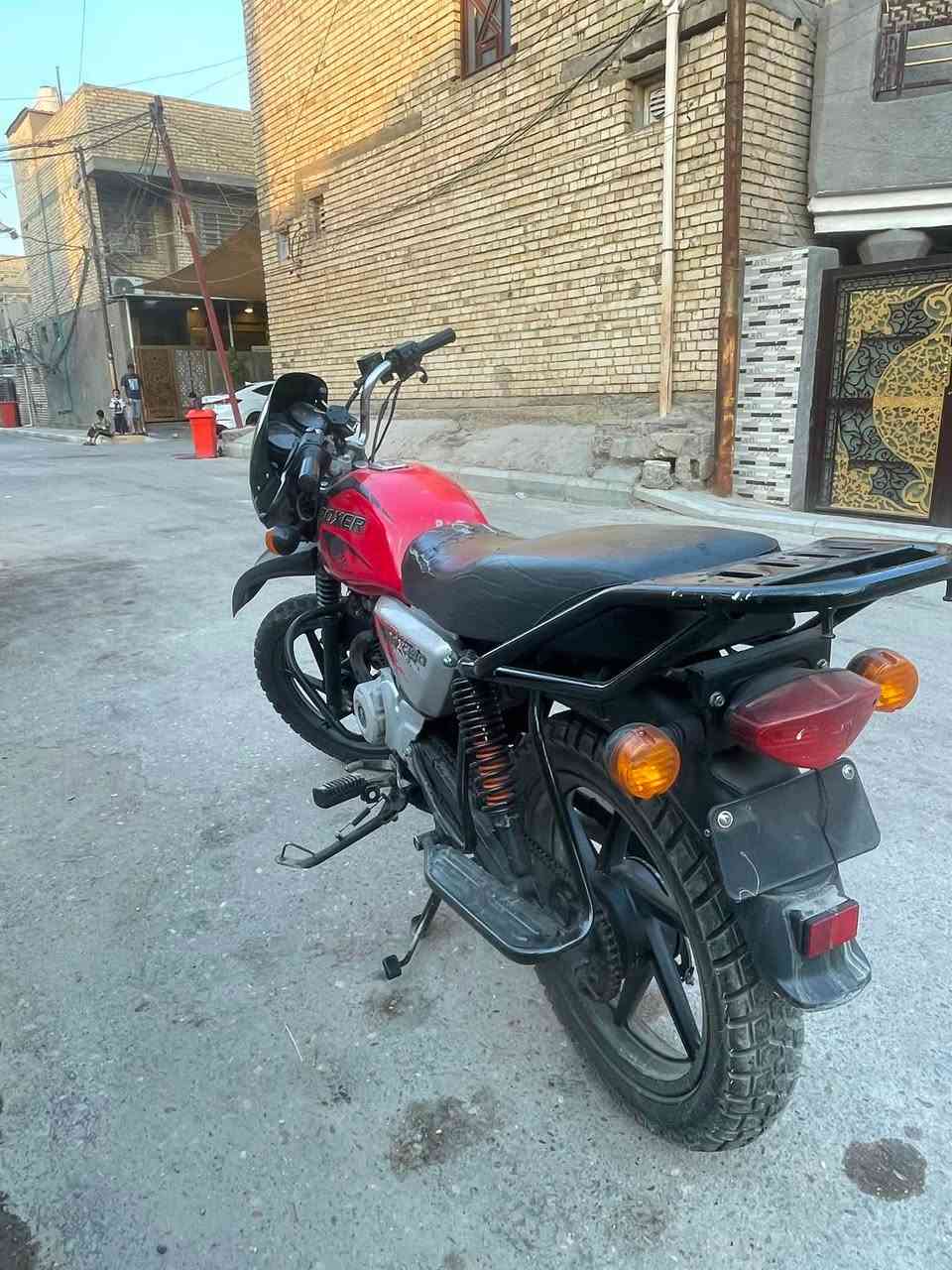 لسلام عليكم بوكسر موديل 21 اوراق اصولي 100% الدراجه نضيفه وحلوه بس يرادلها غسله مامغسوله رايدها 1100 وبيها مجال مكاني بغداد جكوك رقمي ***********
