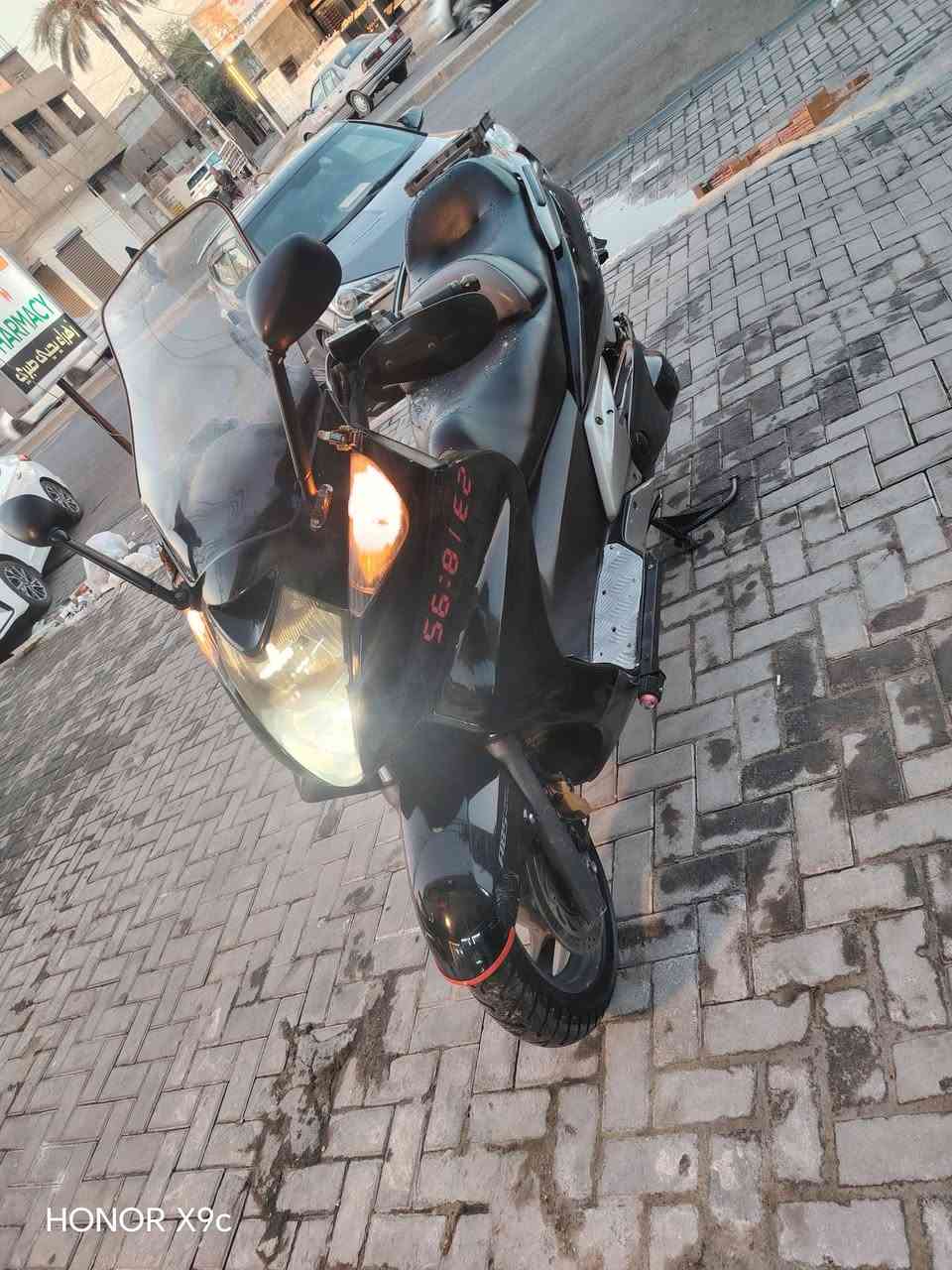 سلفر ونج مكينه 400 الدراجه مرقمه الدراجه كامله كل نقص مابيها المكينه  ممفترحه ابد الله ماشيه 73 الدراجه بيها شخرط بل الكفرات وبيها وفر مال سرعه شغال السعر 26 وبيها مجال المكان بغداد حي العامل الرقم ***********

نص مكتوب في الصور:
- HONOR X9c