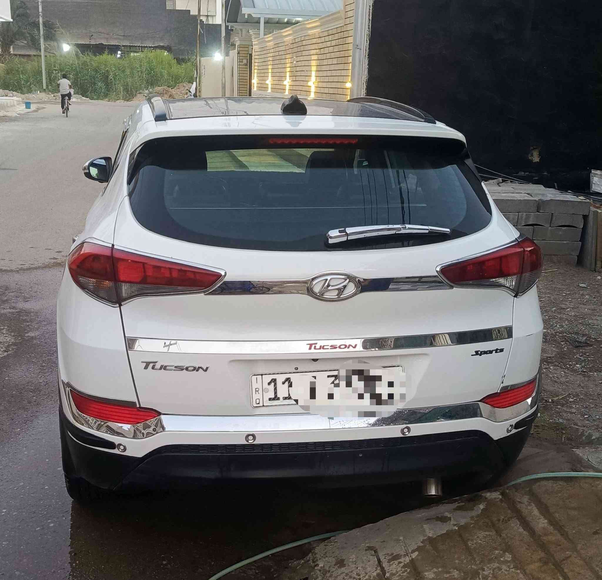 توسان 18 خليجي فول مواصفات 
مكفوله من الصبق والضرر
سياره جديده مابيه نقص برقي
ماشيه 100بغدادباسمي
مكان ديالى بعقوبه المركز
اتصال على رقم ***********
سعرها 178
