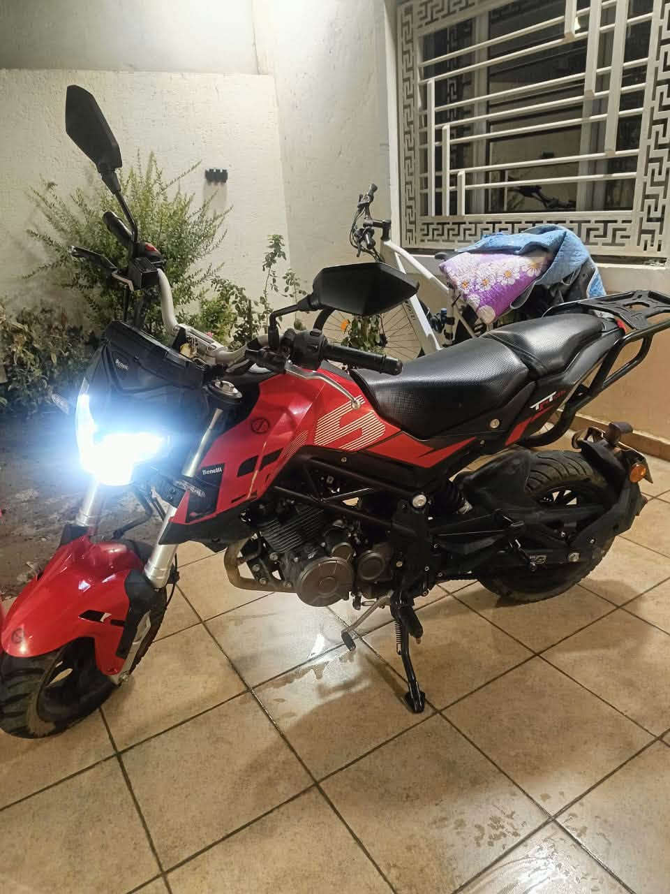 السلام عليكم
مكلف بالنشر 

للبيع دراجة بينيلي Benelli TNT 150

اللون: أحمر وأسود
الموديل: Benelli TNT 150 2023
دراجة رياضية، شكل أنيق وحلو، مناسبة للاستخدام اليومي والشبابي.

محرك 150cc
گير عادي
فرامل ديسك
مرقمة وتحويل ثاني يوم

الموقع: [الكاظمية شارع 60]
السعر: [مليونين ونص] وبيها مجال حگ الجية
للتواصل: [***********]

الدراجة نظيفة و مكفولة ماشية 17000
تاخذها متتعبك وحلوة مرتبة كلش 
كلشي بيها بلادي برغي ما مفتوح بيها
تبديل الدهن يم الشركة بانتظام
بانزين ما شامة ريحة العادي كله محسن
