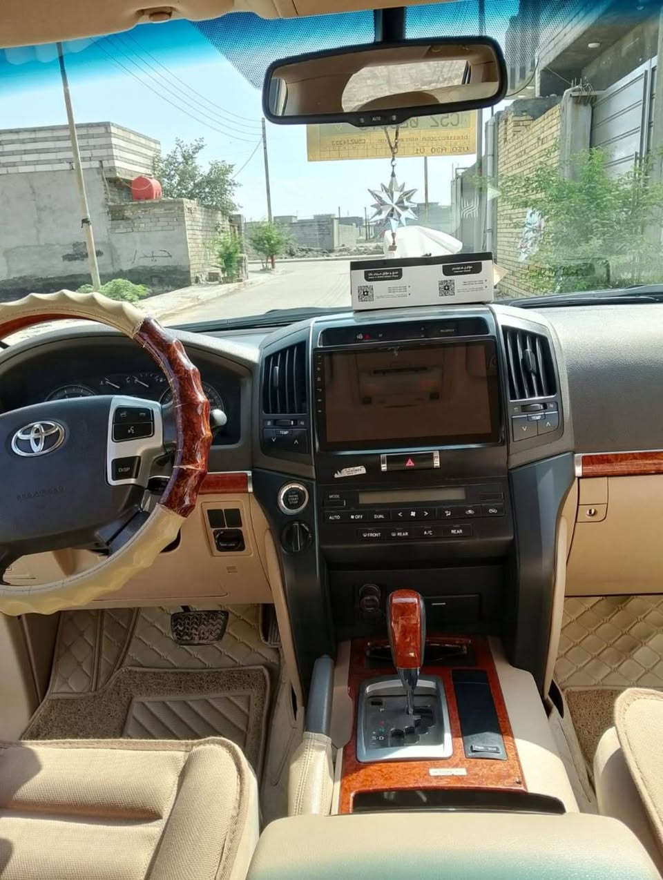 السلام عليكم يوجد لاند كروز GXRبريميه ام الطفايه 6سلندرV+بصمتين تشغيل عن بعد  رقم بصره مميز بسمي السياره كفاله عامه  السياره  تبريد خير من الله  ثلج تايرات دلوب ياباني مع الاسبير 
السعر 385 وبيها مجال بسيط حق الجيه 
المكان بصره قضاء المدينه  ولسياره نضيفه كلش بمعنها الكلمه 
التوصل ول الاستفسار رقم الهاتف: ***********
