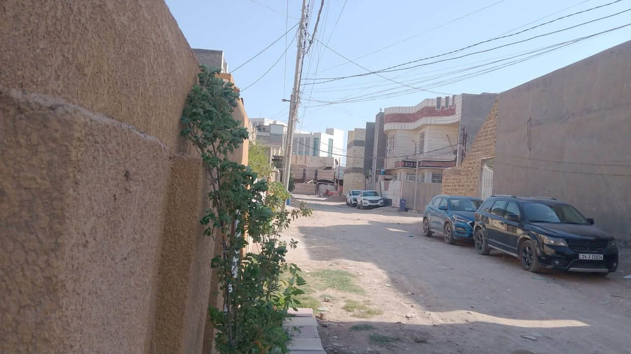 سلام عليكم دار 200 متر طابو صرف للبيع يعتبر (قطعه) بناء قديم  جاهز من كل الامور وسن جديد موقع الدار امام باب الطوارئ لمستشفى الامام الصادق  ( التركي) كما موضح بل صوره للدار 3 مداخل فرعات من الشارع العام من شارع الحدادين ومن فرع الاسواق ومن فرع السكله وللاستفسار الاتصال ع رقم *********** واتساب ايضاً موجود
