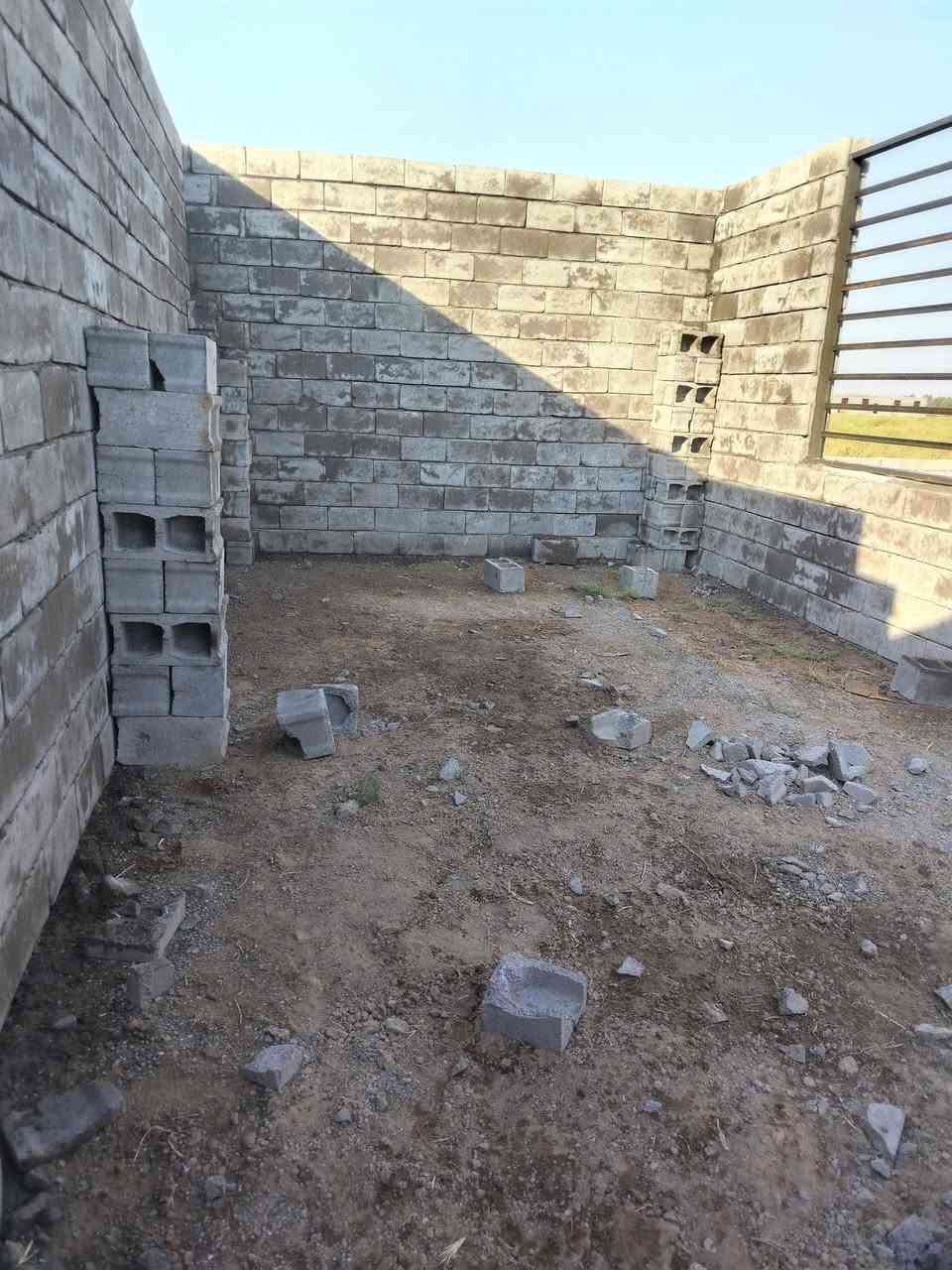 السلام عليكم بيت هيكل مساحه ٢٠٠ متر، +حديقه 100+ 300 المجموع 600 متر يقع على شارعين الاتصال علا  تلفون ***********.    ***********
