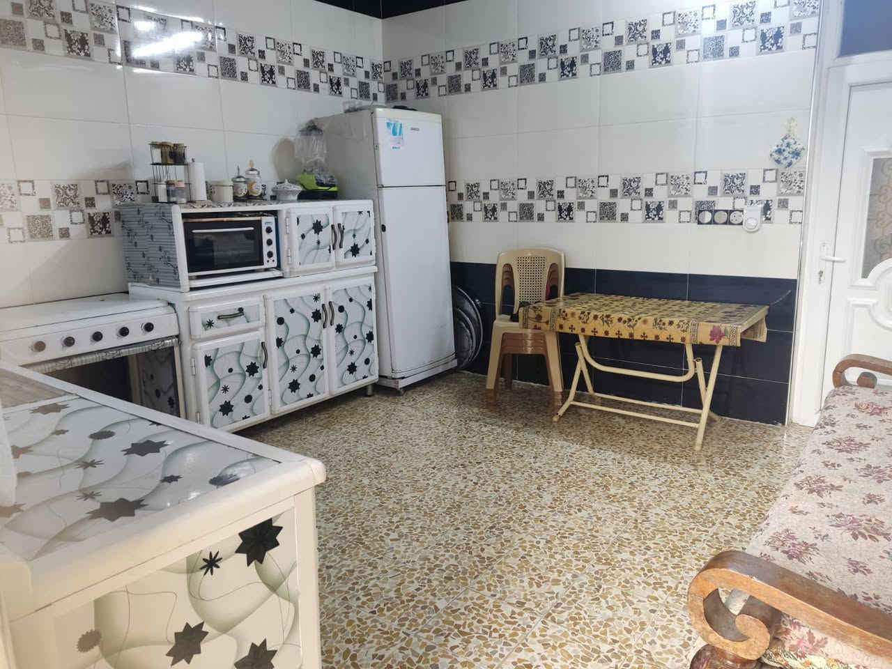 بيت للبيع
مساحه ٢٠٠ متر 
قرب المدرسه الصينيه 
ماء وكهرباء وتبليط جديد
السعر ٧٠ وبي مجال
التفاصيل على الرقم
***********
