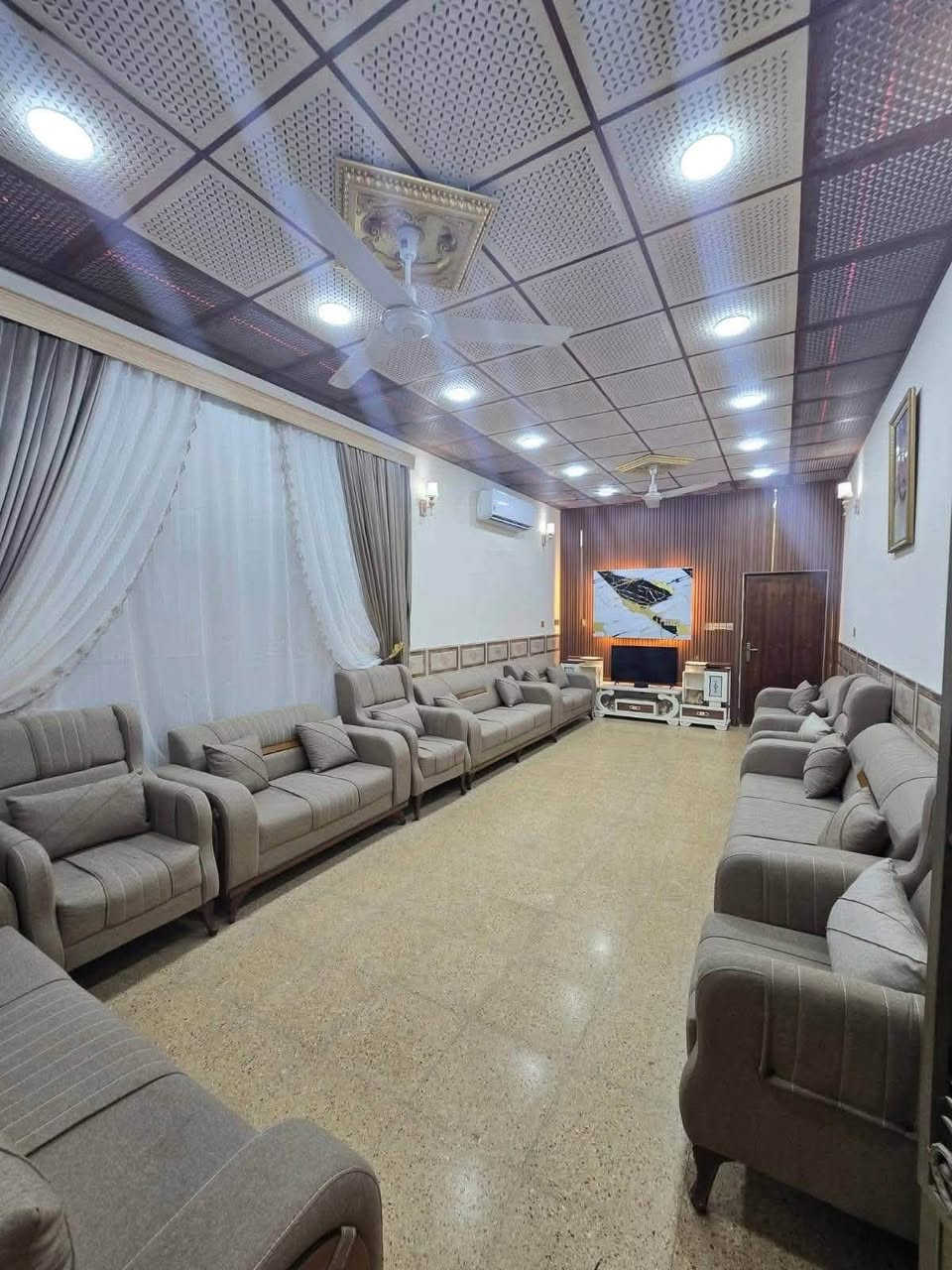 بيت  البيع  زراعي سند 25
العنوان التقيه الثالثه  مقابيل  حسينيه باب 🚪  الحواج                    ساحه التوديع شارع 10

المساحه 200 متر البيت ركن شارع شارع ملعب الخماسي
 مربع 
الواجهه 10
النزال 20 
البيت  طابقين 
غرفتين 
استقبال
صاله 
مطبخ 
مجمعات صحيه طابقين
واتساب  مراجعه مكتب 🏢 العاصمة للعقارات والمقاولات العامه العنوان الديوانية ام الخيل ساحه الاحتفالات قرب البلديه الجديده

