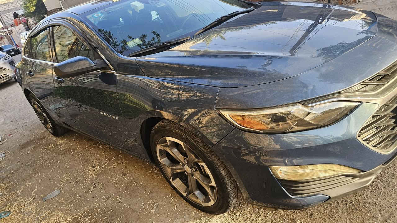 السلام عليكم 
للبيع – شيفروليه ماليبو LT موديل 2024
رقم بصرة حرة سعرها 137 ورقة
🔹 الموديل: 2024
🔹 الفئة: LT
🔹 اللون: أزرق
🔹 الممشى: 25,000 كم فقط
🔹 وارد: أمريكي

حالة السيارة:

- نظيفة جداً واستخدام شخصي.
- صبغ الدعامية الأمامية فقط، وباقي السيارة مكفوله مابيها اي صبغ بيها خدوش بالباب خلف السايق موجود بالمنشور 
رقم بصرة حره 
- المحرك والجير والشاصي بحالة ممتازة.
المواصفات

- محرك 1.5 تيربو اقتصادي.
- ناقل حركة CVT أوتوماتيك.
- تشغيل بصمة مع ريموت ستارت.
- شاشة لمس.
- Apple CarPlay وAndroid Auto.
- كاميرا خلفية.
- مثبت سرعة.
- تحكم من المقود.
- مكيف ممتاز.
سعر السياره 137  ورقه بيها مجال قليل

للاستفسار أو المعاينة يرجى التواصل واتساب 
***********
