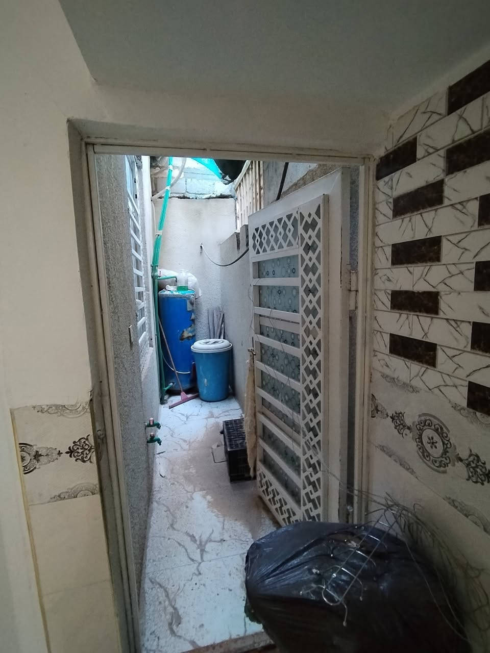 بسم الله الرحمن الرحيم اللهم صل عل محمد وآل محمد
بيت للبيع في الشبانات  شارع الشهيد كامل نظيف يصح للسكن او حسينية كلشي متوفر بي ماي مجاري كهرباء تفاصيل بيت 50 متر مطبخ صحيات صالة غرفة منور  فقط طابق ارضي سند 25 تفاصيل أكثر خاص  او  الاتصال *********** سعرة 45 وقابل للتفاوض
