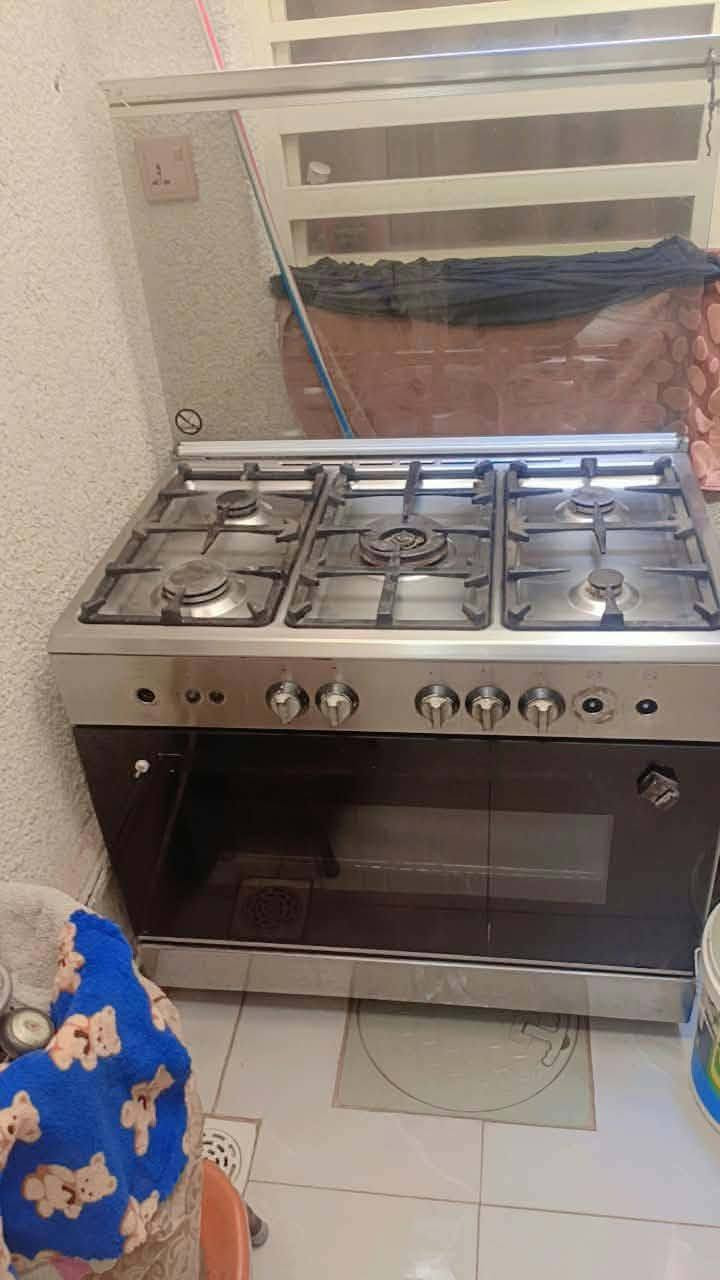 السلام عليكم طباخ شغال كله السعر ٢٠٠  
***********
