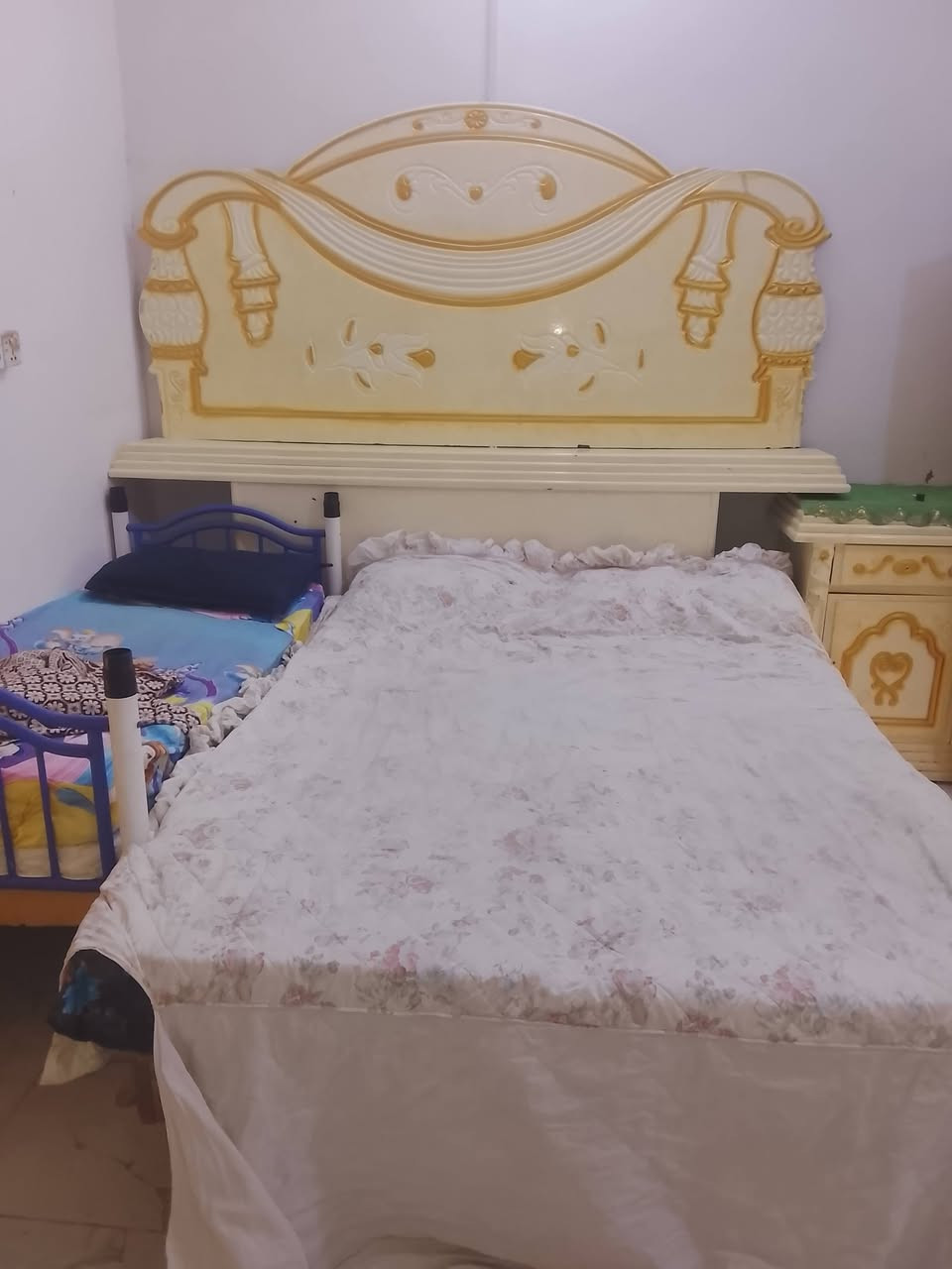 غرفه للبيع سعر مليون  وبيها مجال مابيها اي ضرر خشب القوي  ***********للاستفسار مكانهاغراف

