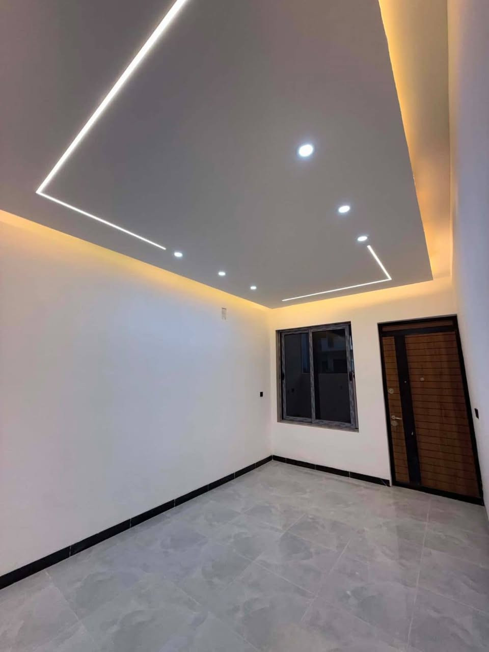 دارين  للبيع مساحة الدار 100 متر
الواجهه 5  النزال  20  ' يحتوي على 4 غرف 
 بناء حديث درجه اولى ضلع منفصل
1⃣الطابق الأول : 
▪️صاله مطبخ غرفة نوم حولي درج خدمات
2⃣الطابق الثاني
◽️ 3  غرف نوم ' خدمات ' بيتونه ' سطح
موقع مميز حي الجهاد/   الرفاق الاولى
  ,   *********** متوفر واتساب
