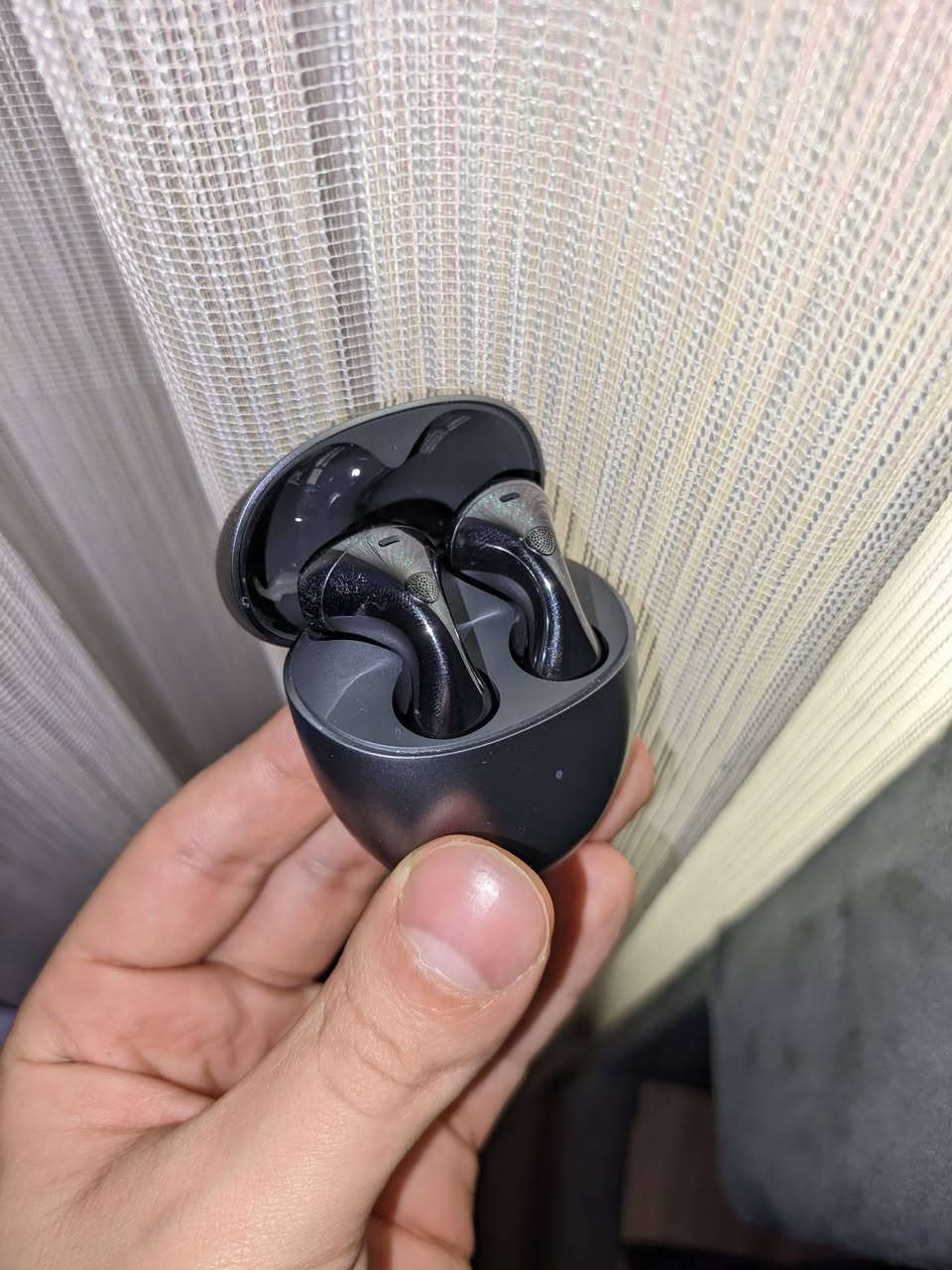 🎧 Huawei FreeBuds 6
سماعة لاسلكية مميزة بتصميم مفتوح.
نظيفة جدا ومع الكرتون وكل الملحقات

🔊 المواصفات:
• دعم الصوت عالي الدقة Hi-Res
• دعم LDAC و AAC و SBC 
• إلغاء الضوضاء النشط ANC
• عزل ضوضاء المكالمات لتحسين وضوح الصوت
• Bluetooth 5.2
• اتصال بجهازين في نفس الوقت 
• تحكم باللمس: تشغيل، إيقاف، تغيير الأغنية، التحكم بالصوت والمكالمات
• سحب لأعلى/أسفل للتحكم بمستوى الصوت
• مقاومة الغبار ورذاذ الماء IP54 للسماعات نفسها

🔋 البطارية:
• حتى 6 ساعات تشغيل بشحنة واحدة بدون العزل
• حتى 36 ساعة مع علبة الشحن
• مع العزل: حتى 4.5 ساعات حسب وضع الاستخدام
• شحن USB-C
• تدعم الشحن اللاسلكي

📦 محتويات العلبة:
• السماعتان
• كيبل USB-C
• دليل الاستخدام

السعر : 115.000 دينار 

للتواصل عبر الواتس اب 
***********
