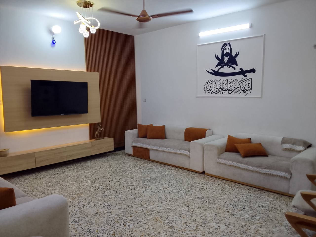 السلام عليكم
دار للبيع. , زراعي 
المساحه 500 متر واجه 12 / نزال 43 
يحتوي على استقبال+مطبخ+حوالي+2غرف نوم+ 2 خدمات 
بيت جديد كامل بحتوي على حديقه 250/ متر. مخرجه الشارع معزوله 
كامل خدمات ماء كهرباء تبليط 
العنوان بغداد منطقه مجيد الناصر قرب مرور الحسينيه 
السعر 140 او بي مجال 
التفاصيل الإتصال على ***********
