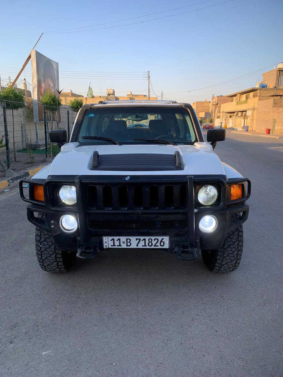السلام عليكم للبيع او المراوس 
همر H3 2007 فول مواصفات السياره بيهه حادث الجاملغ الامامي وبيهه صبغ فقط قطعه مكينه 5 سلندر مكينه وكير كفاله حداديتهه جديده تبريد ثلج ❄️ داخل مخمل لونين شاشه تاب كامره خلفيه بصمه تشغيل منضومه زنون ماشيه 151 الف حقيقي تخم تاير جديد ويل كروم أصلي 
عنوان السياره بغداد حي اور 
السعر اتصل عل رقم او تجي واتساب 
الاستفسار ***********سجاد
