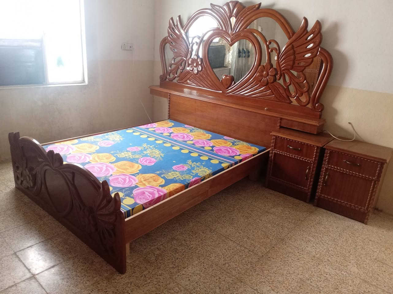سلام عليكم غرفة نوم البيع نضيفه باقي التفاصيل نتصل

 ***********   مكلف بنشر

