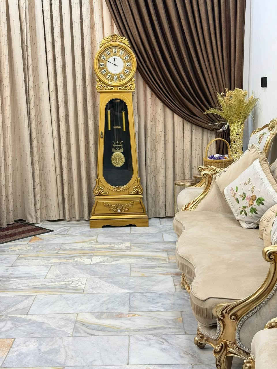 تخم ملكي شخط واحد مابي ١٠ مقاعد +٨ كوشات+ طبلات+ ساعه 
للبيع بسعر مناسب لغرض السفر ٤٥٠الف فقط  استخدام شهر لتواصل عبر الرقم ***********
